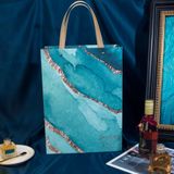  Q544 Túi giấy đựng quà tặng nhiều size, quai đinh tán; in họa tiết cẩm thạch xanh và hồng 