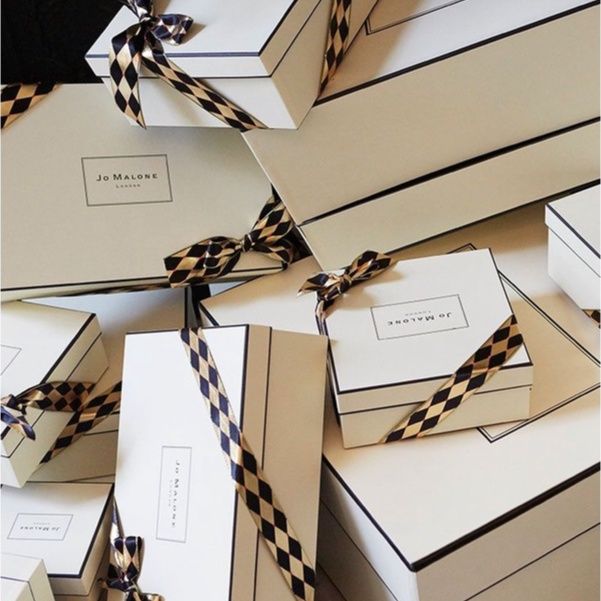 (KÈM RUY BĂNG, GIẤY LÓT) Hộp quà màu trắng đựng son môi/nước hoa in chữ DIOR, CHANEL,YSL, HERMES