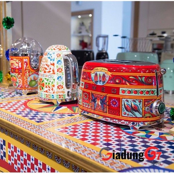Máy nướng bánh mì Smeg TSF01DGUK D&G Sicily is my Love đều được trang trí bằng họa tiết chanh vàng, cam quýt, lê gai và anh đào đỏ tươi