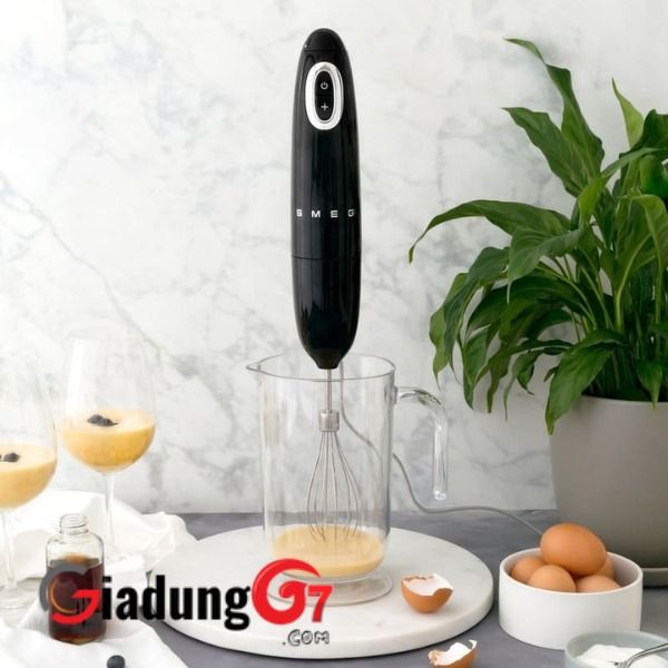 Máy xay cầm tay Smeg HBF02BLEU màu đen Dòng sản phẩm thiết kế 50’s Retro Style là sự kết hợp giữa công nghệ và thẩm mỹ