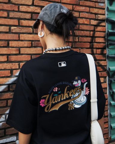 MLB - Áo thun unisex cổ tròn tay ngắn New Year Snake Overfit
