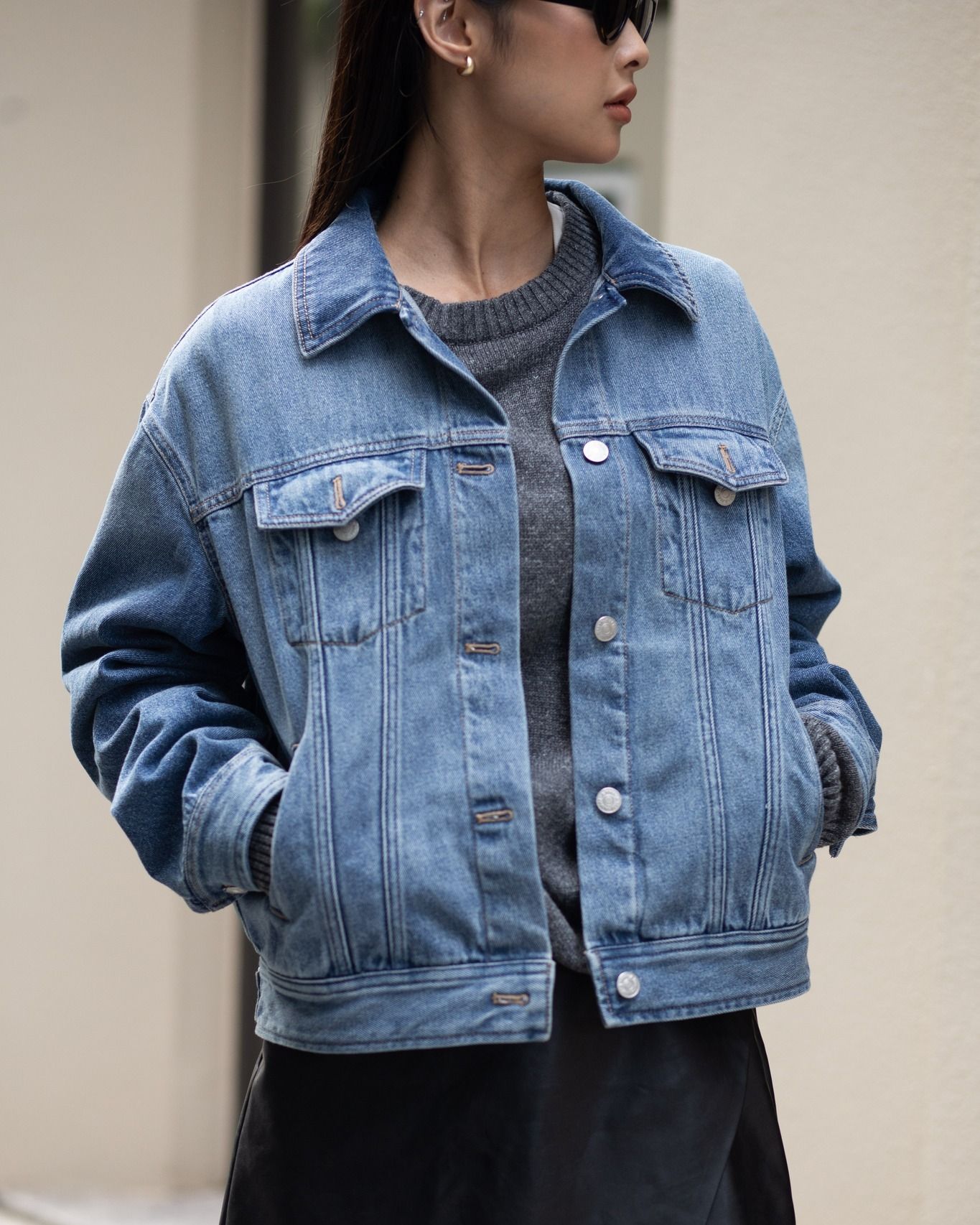  Áo khoác denim unisex  dáng rộng 