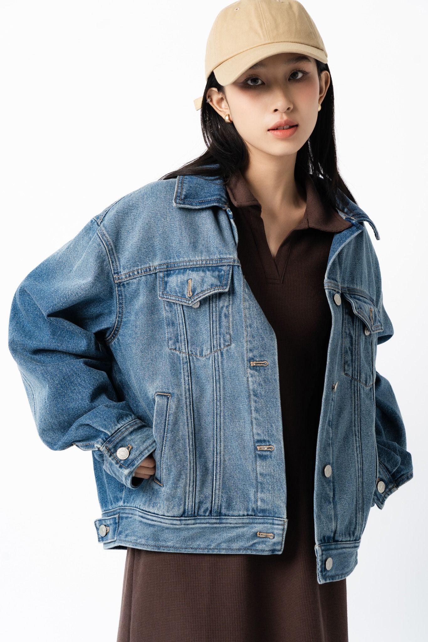  Áo khoác denim unisex  dáng rộng 