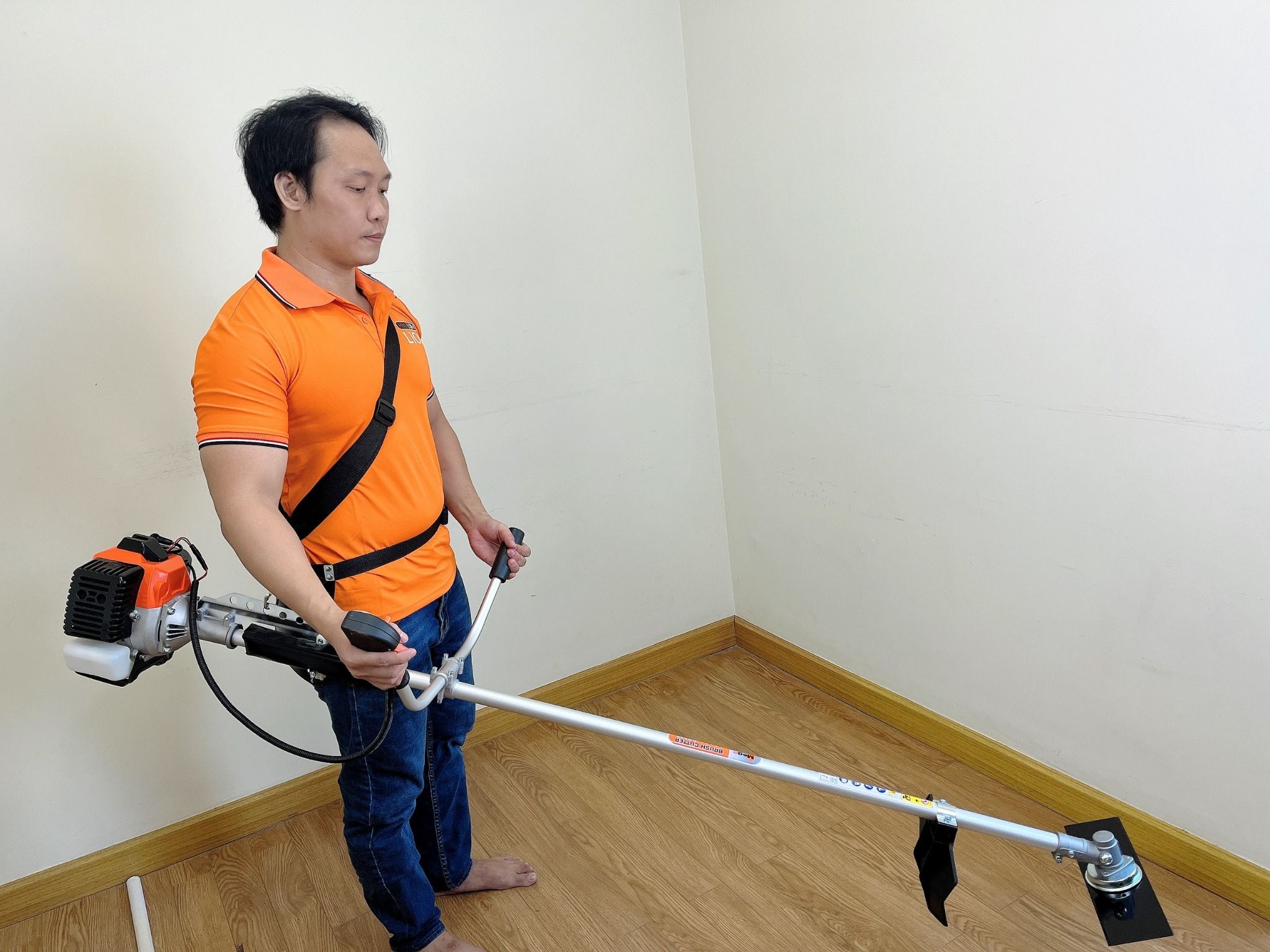 Cắt Cỏ Mega 330 - Màu Cam Đen