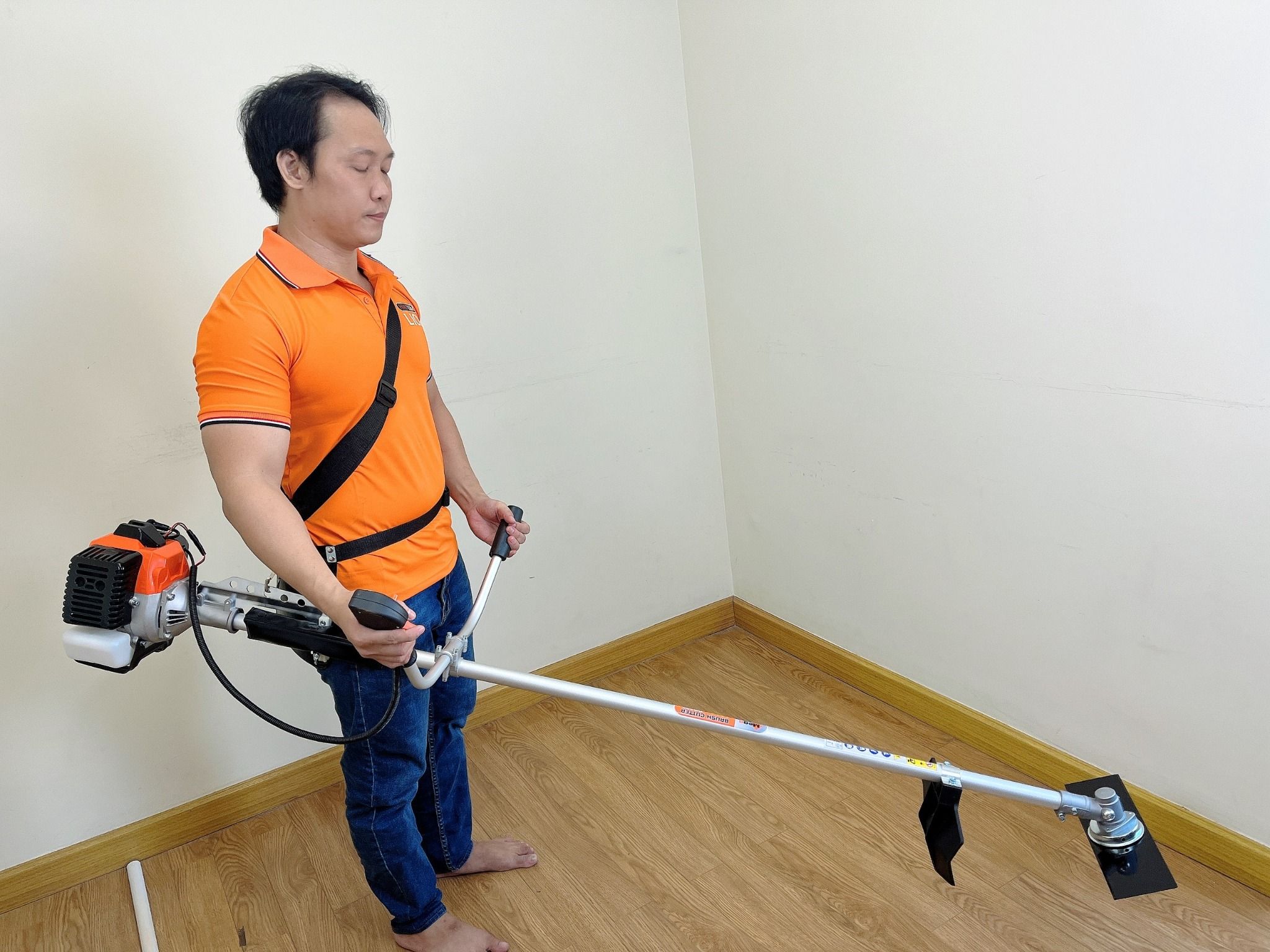 Cắt Cỏ Mega 330 - Màu Cam Đen