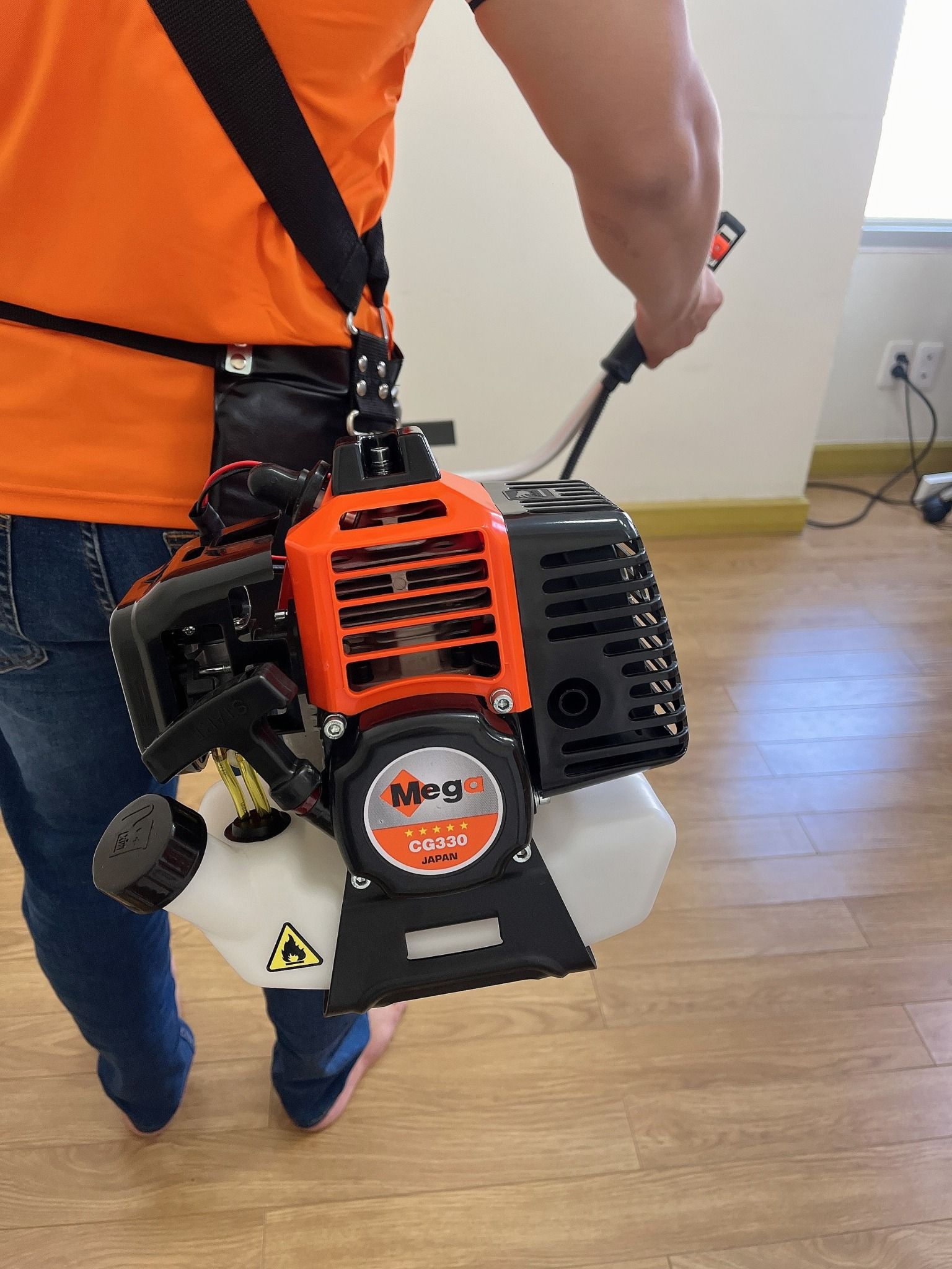 Cắt Cỏ Mega 330 - Màu Cam Đen