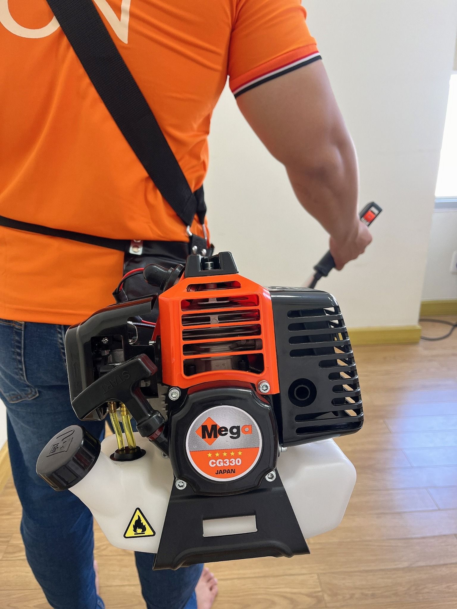 Cắt Cỏ Mega 330 - Màu Cam Đen