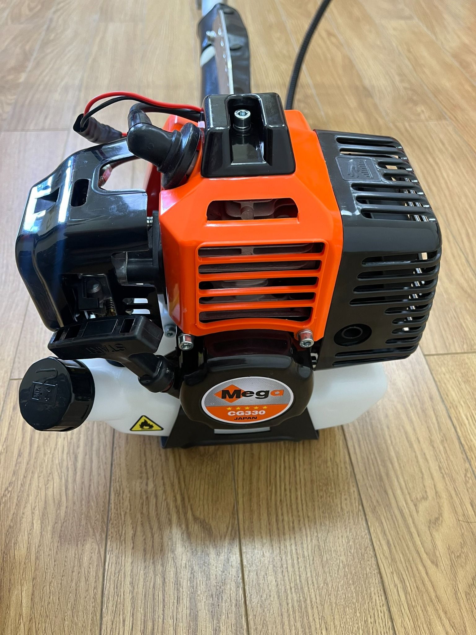 Cắt Cỏ Mega 330 - Màu Cam Đen