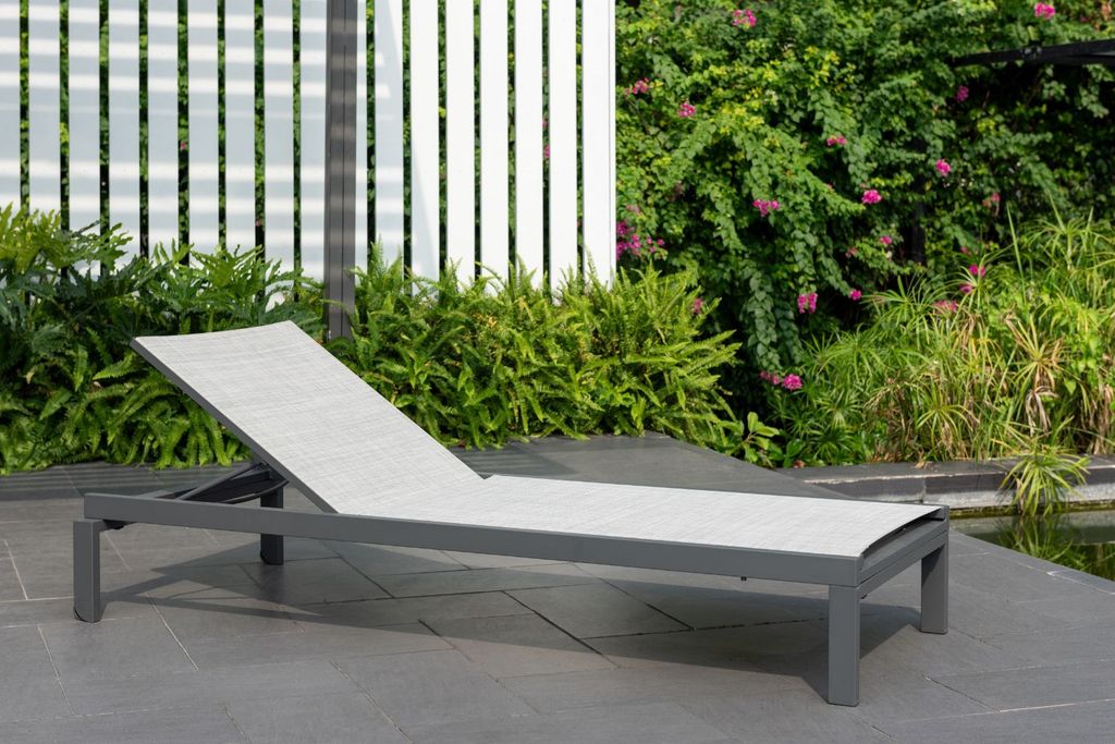 Ghế tắm nắng Urbanite Stacking Wheel Lounger