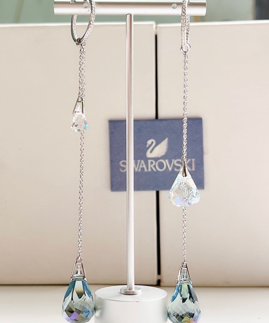 Khuyên tai Swarovski Spirit màu xanh đeo nhiều kiểu - Swarovski Spirit Hoop Pierced Earrings Aqua, Rhodium plated