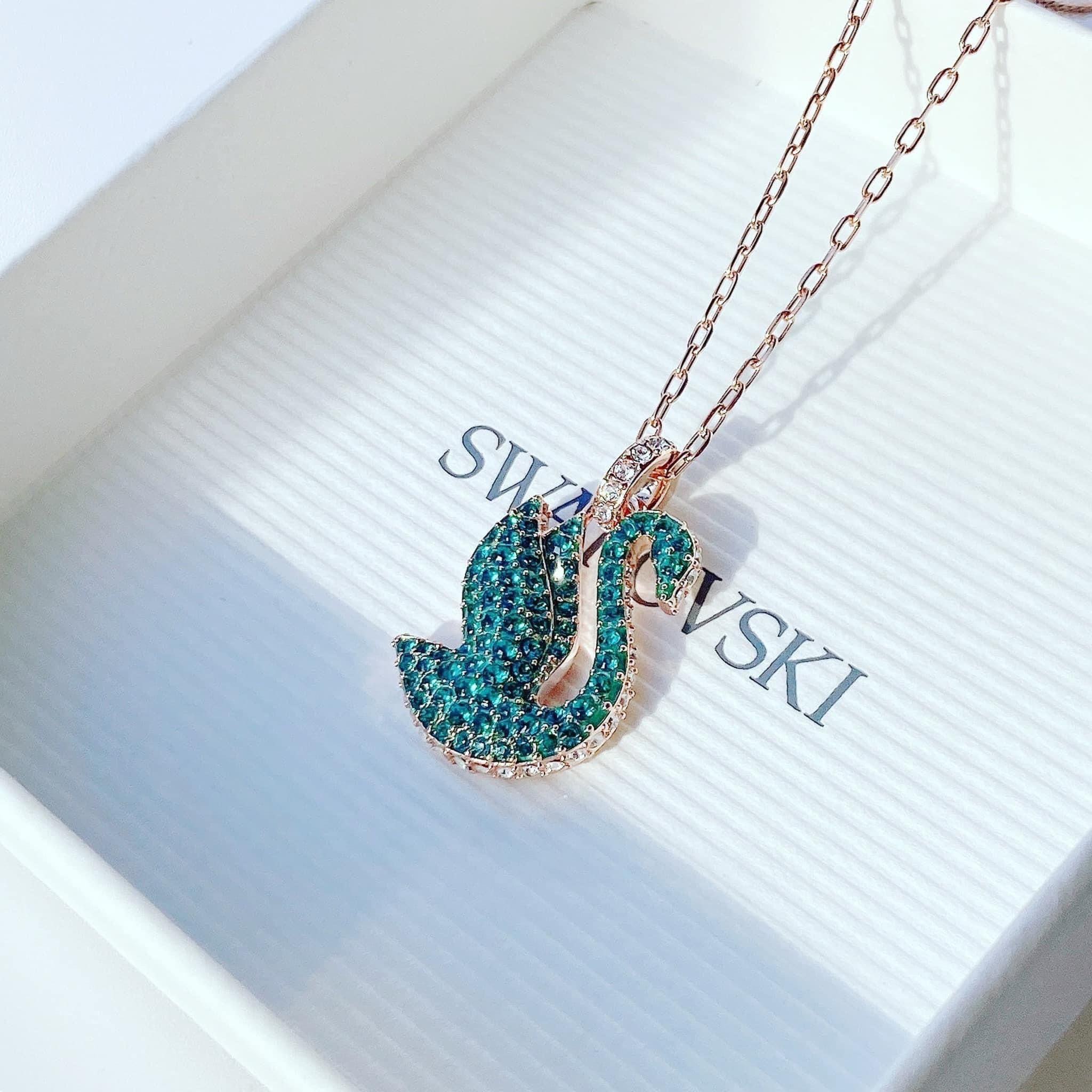 Dây chuyền thiên nga Swarovski tung cánh mẫu new màu xanh lá - Swarovski Iconic Swan pendant Swan, Medium, Green, Rose gold-tone plated