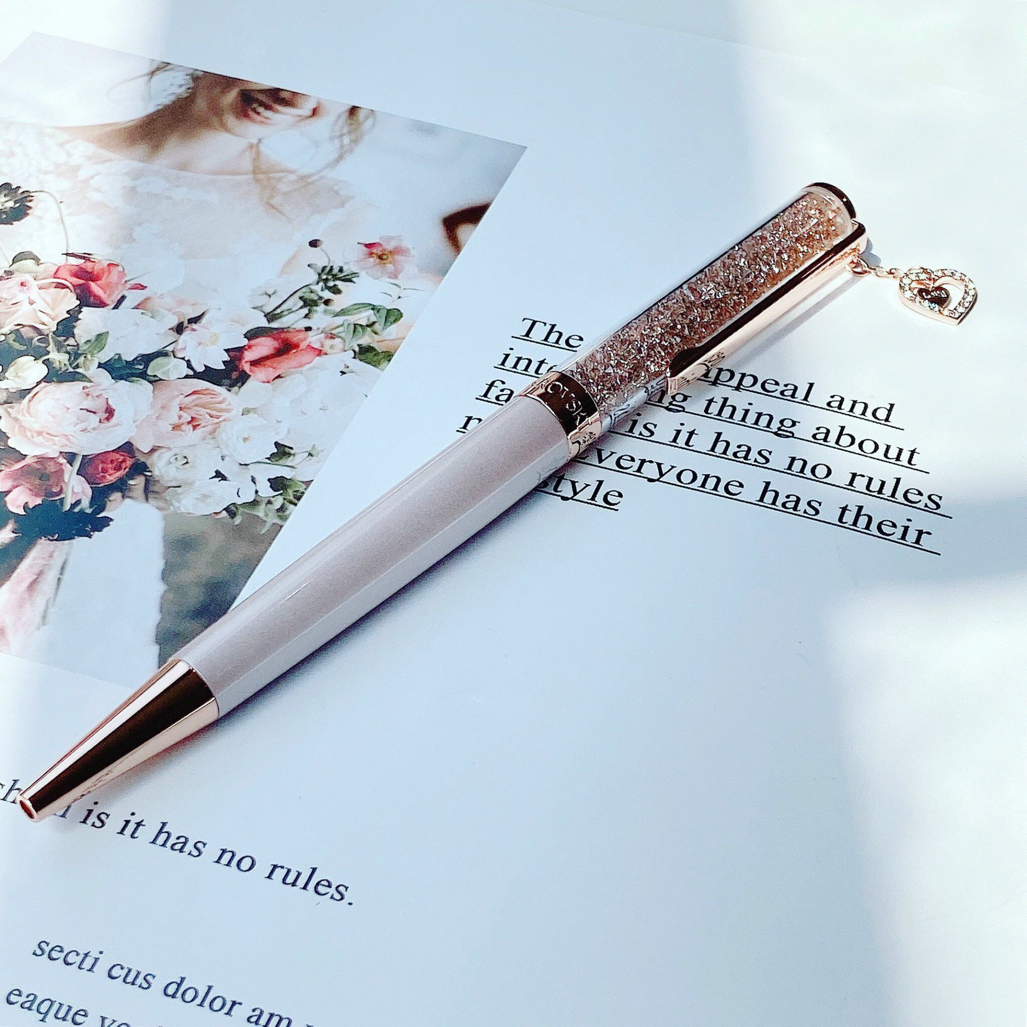 Bút ký Swarovski mẫu gắn charm tim - Swarovski Crystalline ballpoint pen Heart, Rose gold tone, Pink lacquered, Rose gold-tone plated