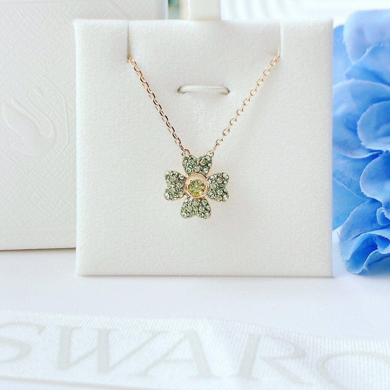 Dây chuyền Swarovski Idyllia cỏ bốn lá xanh dây vàng -Swarovski Idyllia pendant Clover, Green, Gold-tone plated