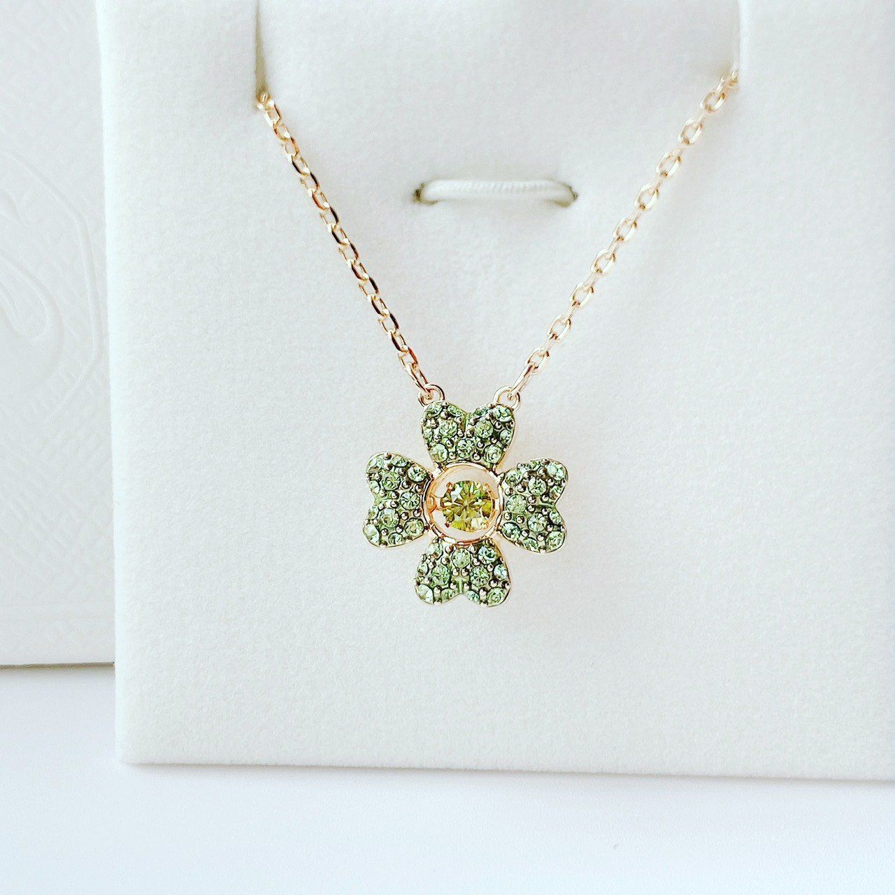 Dây chuyền Swarovski Idyllia cỏ bốn lá xanh dây vàng -Swarovski Idyllia pendant Clover, Green, Gold-tone plated