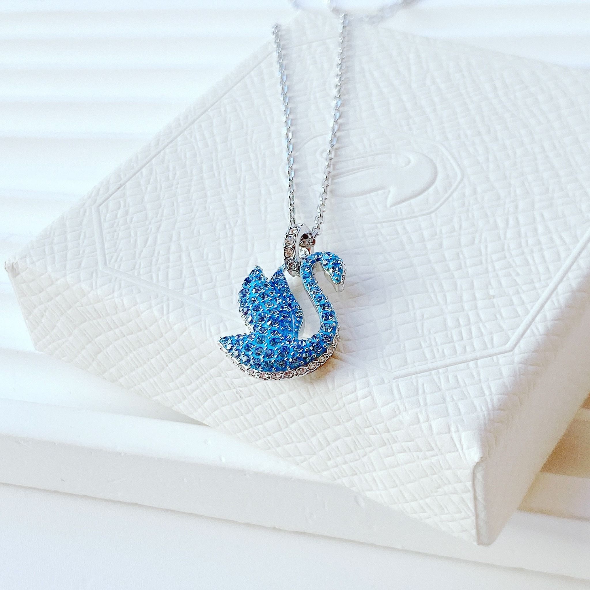 Dây chuyền thiên nga Swarovski tung cánh mẫu new màu xanh biển - Swarovski Iconic Swan pendant Swan, Medium, Blue, Rhodium plated