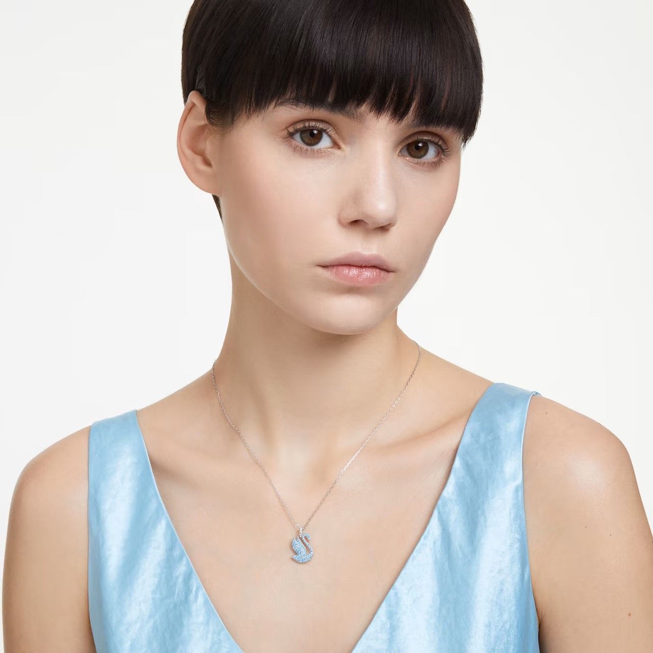 Dây chuyền thiên nga Swarovski tung cánh mẫu new màu xanh biển - Swarovski Iconic Swan pendant Swan, Medium, Blue, Rhodium plated