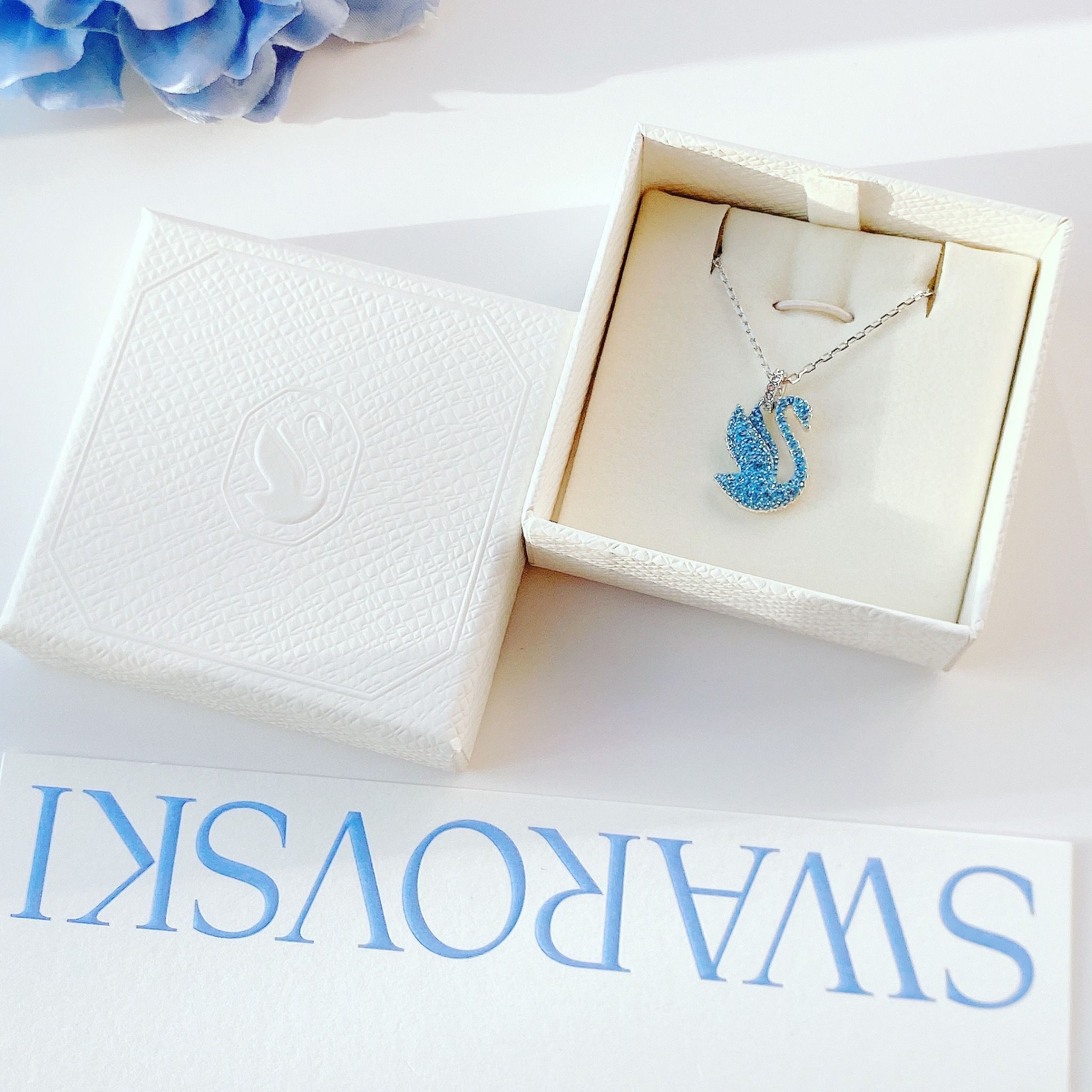 Dây chuyền thiên nga Swarovski tung cánh mẫu new màu xanh biển - Swarovski Iconic Swan pendant Swan, Medium, Blue, Rhodium plated