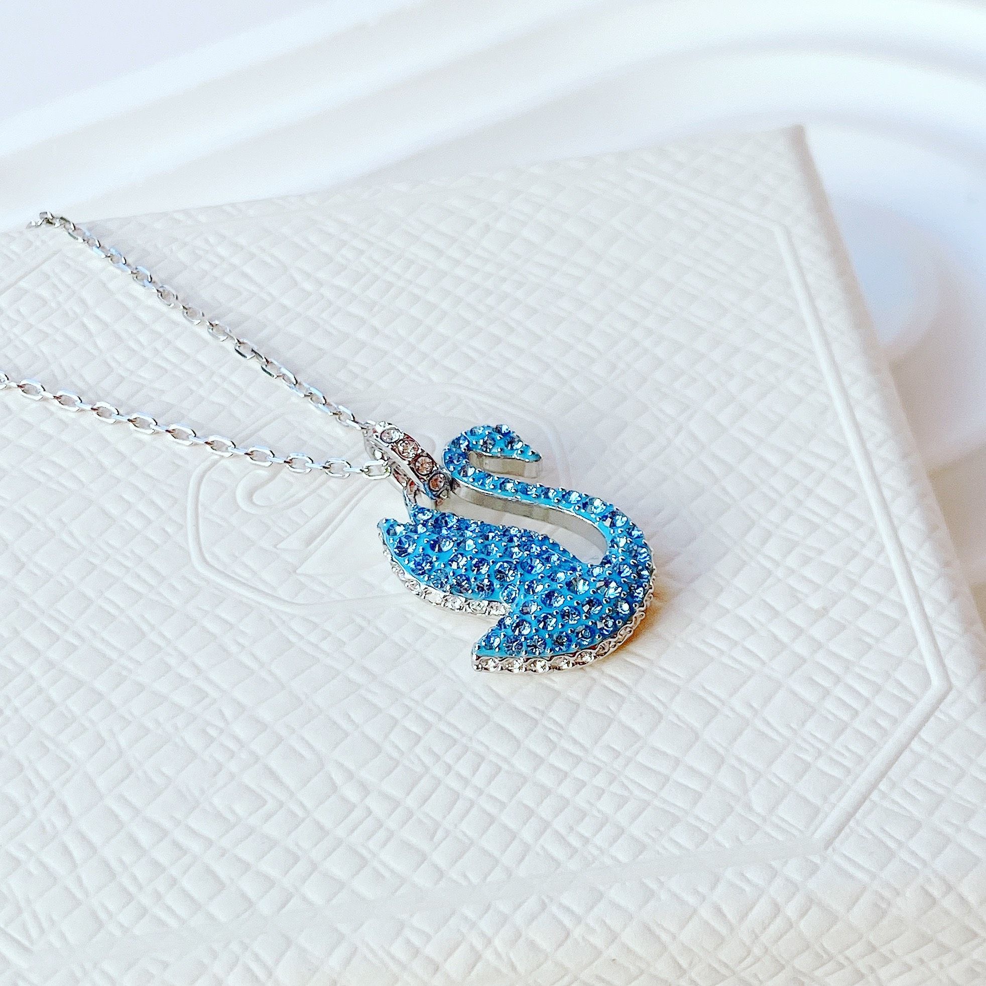 Dây chuyền thiên nga Swarovski tung cánh mẫu new màu xanh biển - Swarovski Iconic Swan pendant Swan, Medium, Blue, Rhodium plated