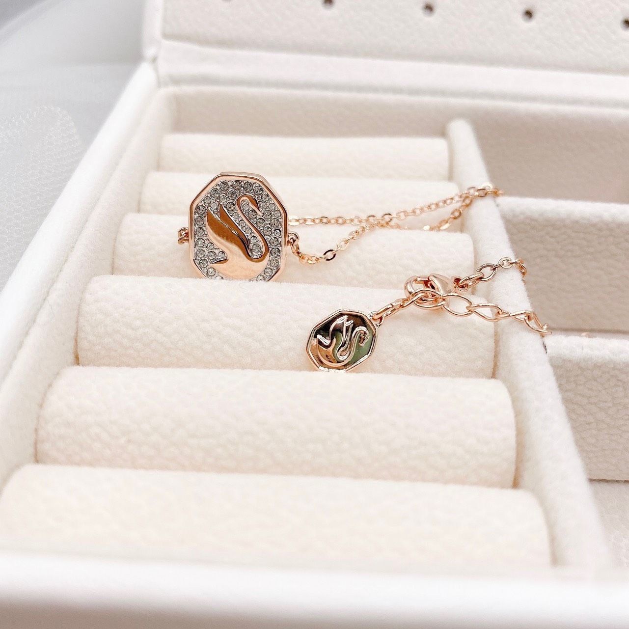 Dây chuyền thiên nga Swarovski khắc thiên nga đeo 2 mặt màu vàng hồng - Swarovski Signum pendant Swan, White, Rose gold-tone plated