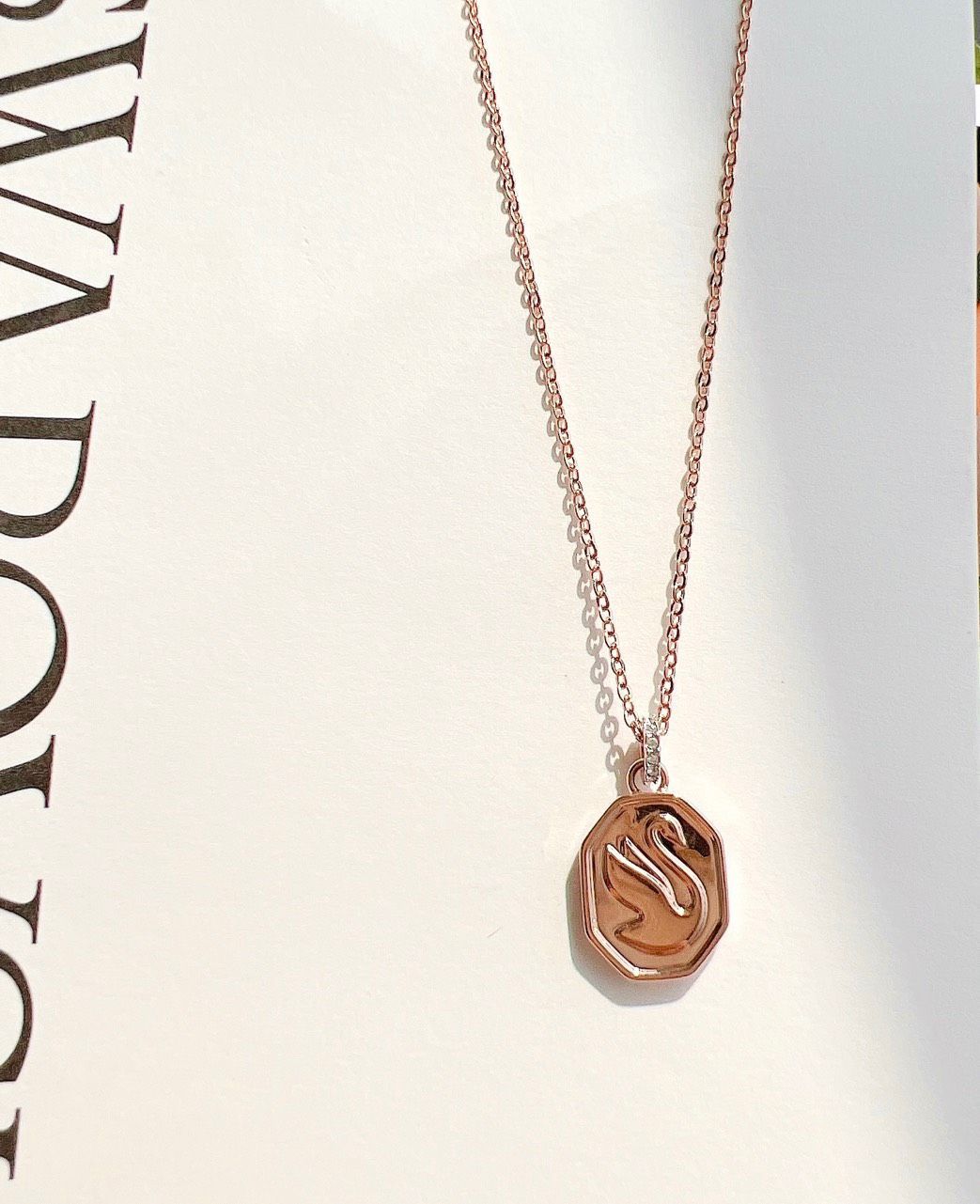Dây chuyền thiên nga Swarovski khắc thiên nga đeo 2 mặt màu vàng hồng - Swarovski Signum pendant Swan, White, Rose gold-tone plated