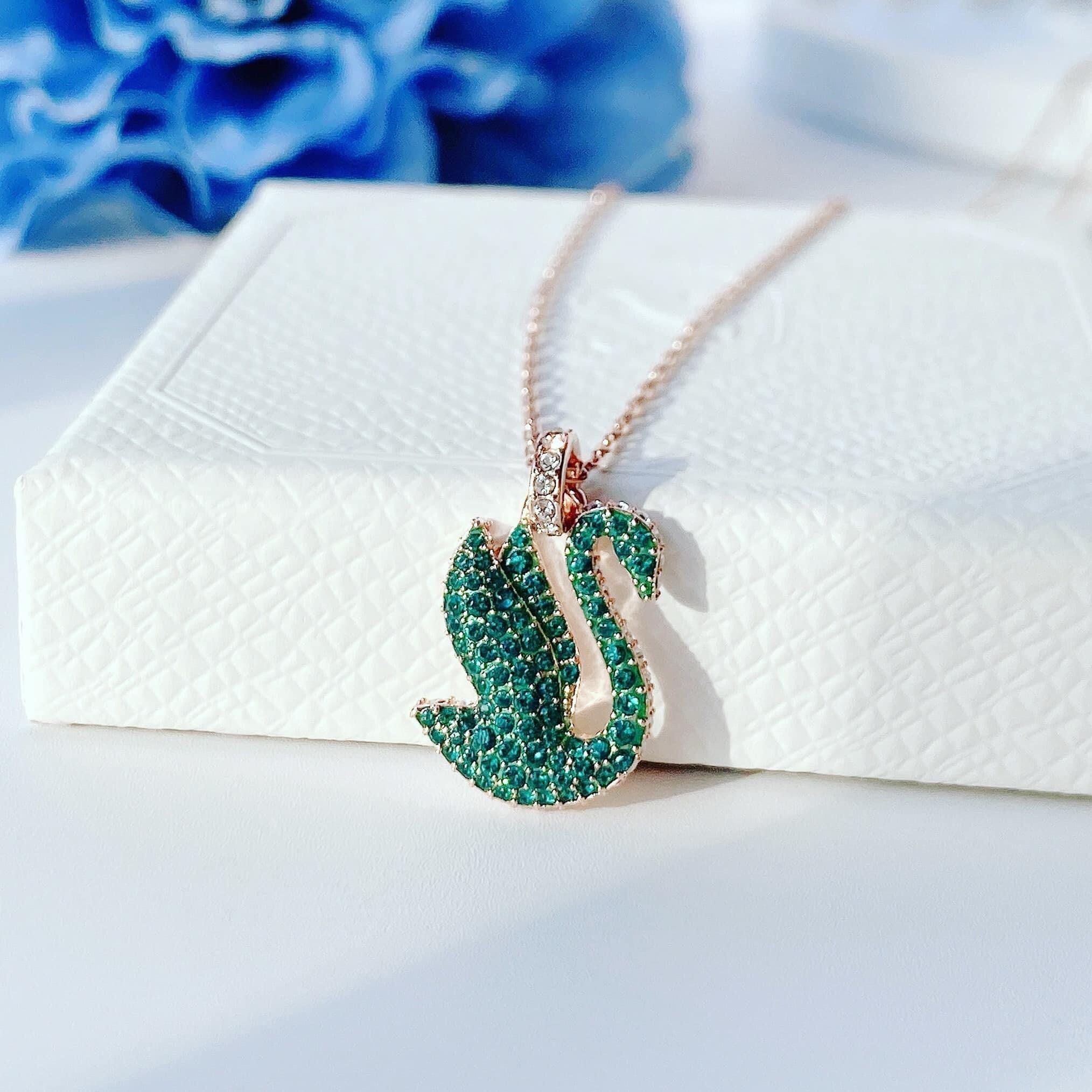 Dây chuyền thiên nga Swarovski tung cánh mẫu new màu xanh lá - Swarovski Iconic Swan pendant Swan, Medium, Green, Rose gold-tone plated