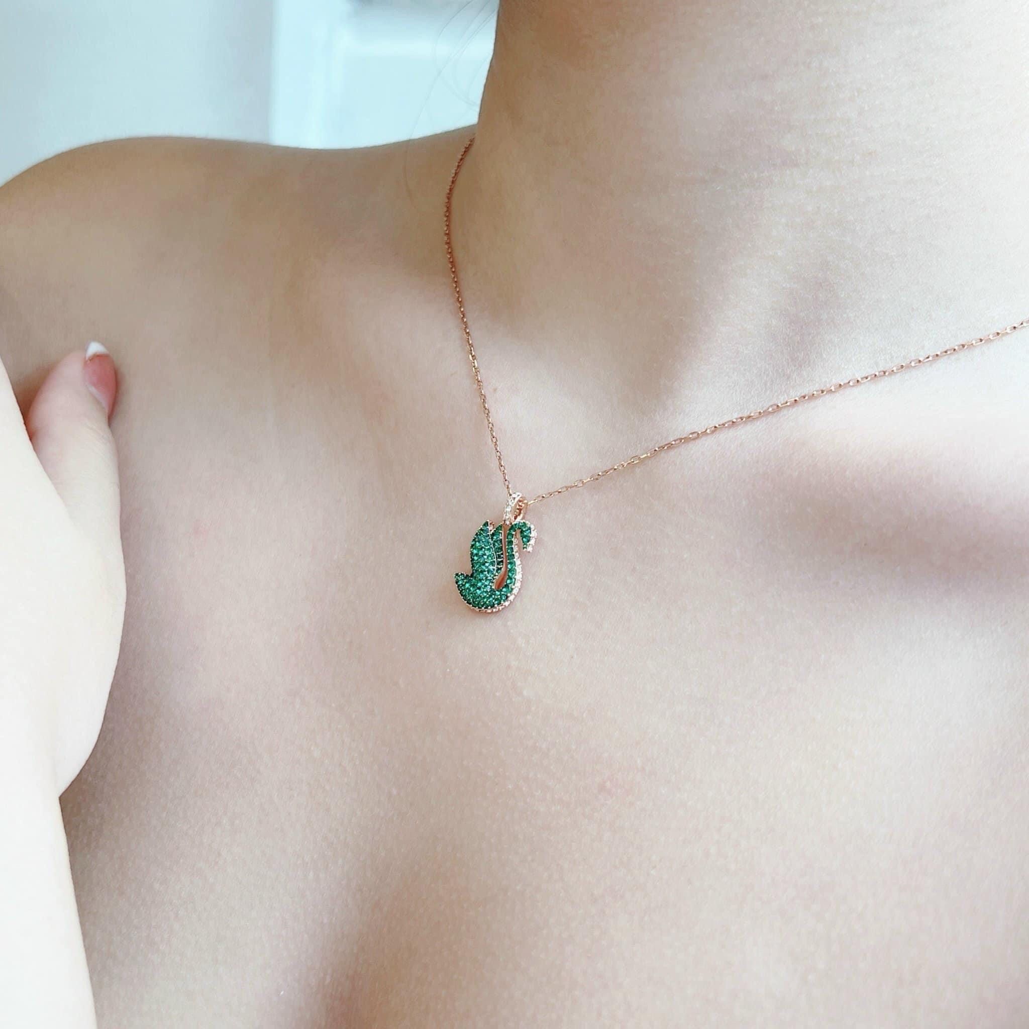 Dây chuyền thiên nga Swarovski tung cánh mẫu new màu xanh lá - Swarovski Iconic Swan pendant Swan, Medium, Green, Rose gold-tone plated