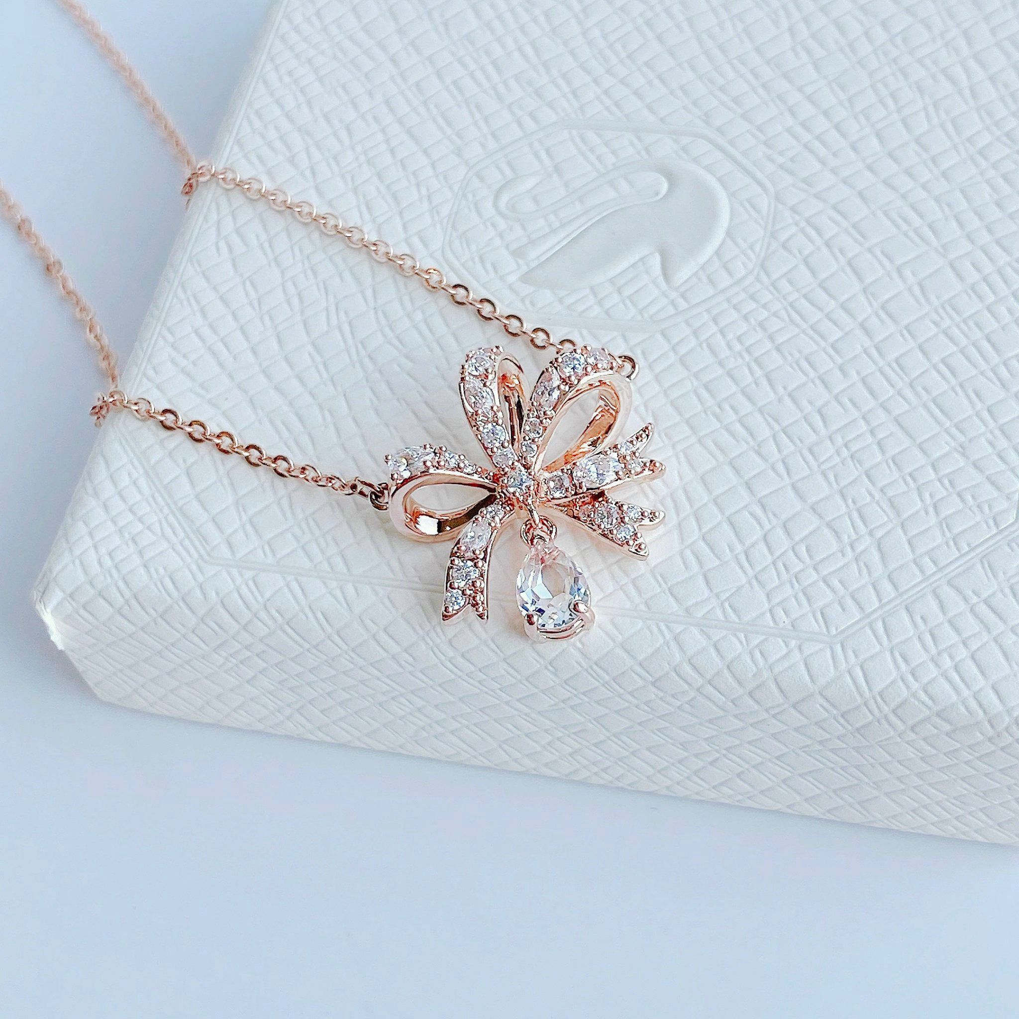 Dây chuyền Swarovski Volta nơ trắng, vàng hồng - Swarovski Volta necklace Bow, Small, White, Rose gold-tone