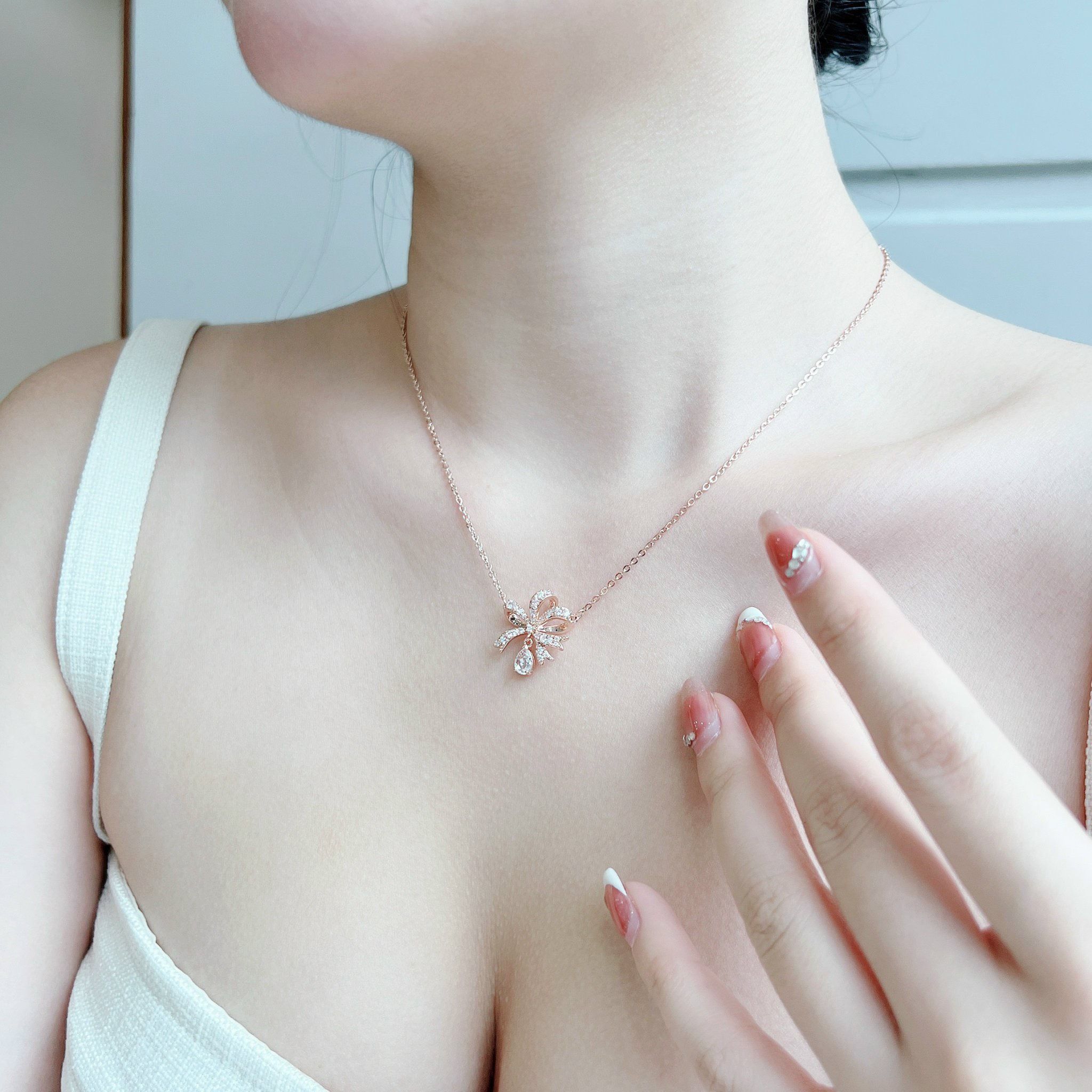 Dây chuyền Swarovski Volta nơ trắng, vàng hồng - Swarovski Volta necklace Bow, Small, White, Rose gold-tone