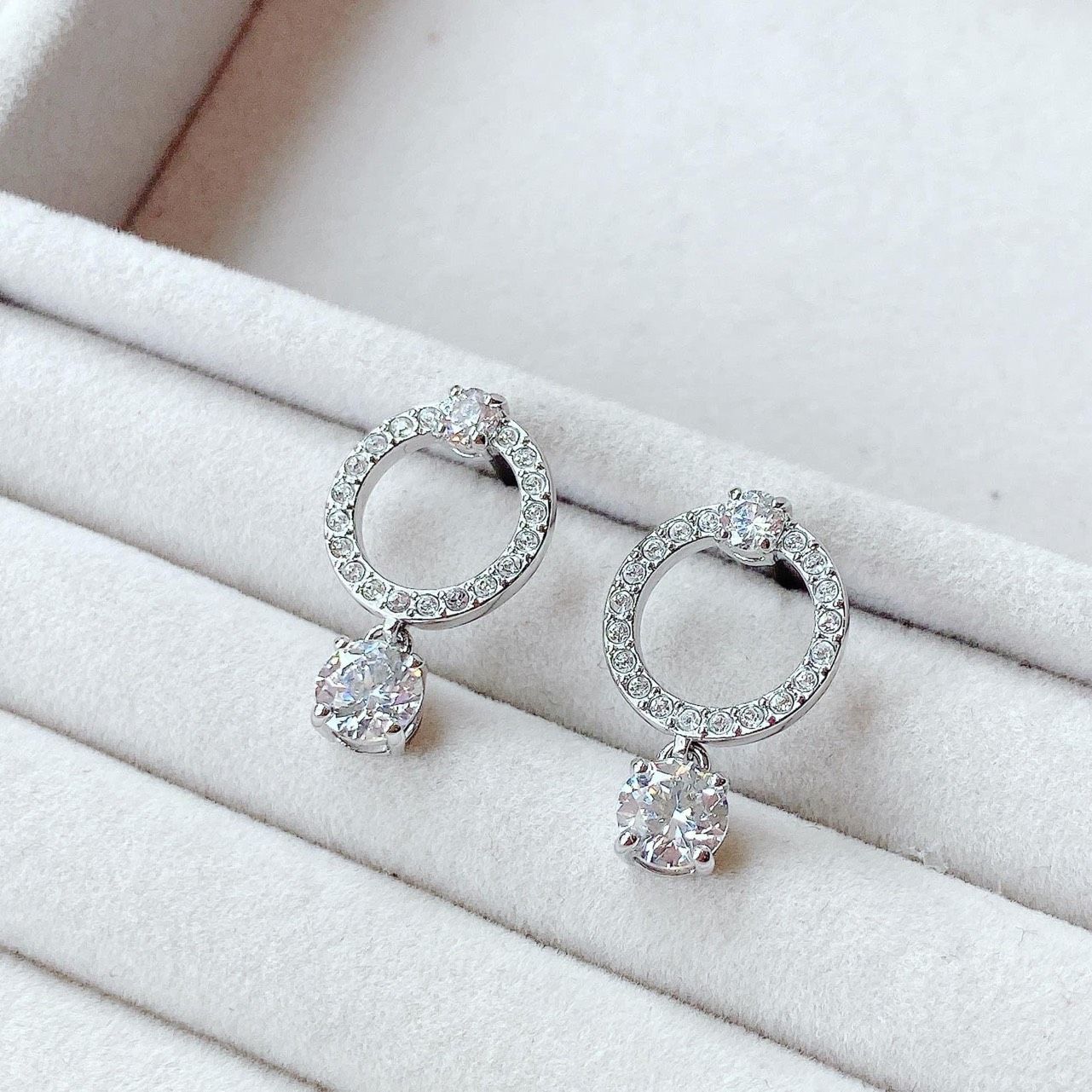 Khuyên tai Attract tròn Swarovski - Swarovski Attract hoop earrings Round cut, White, Rhodium plated
