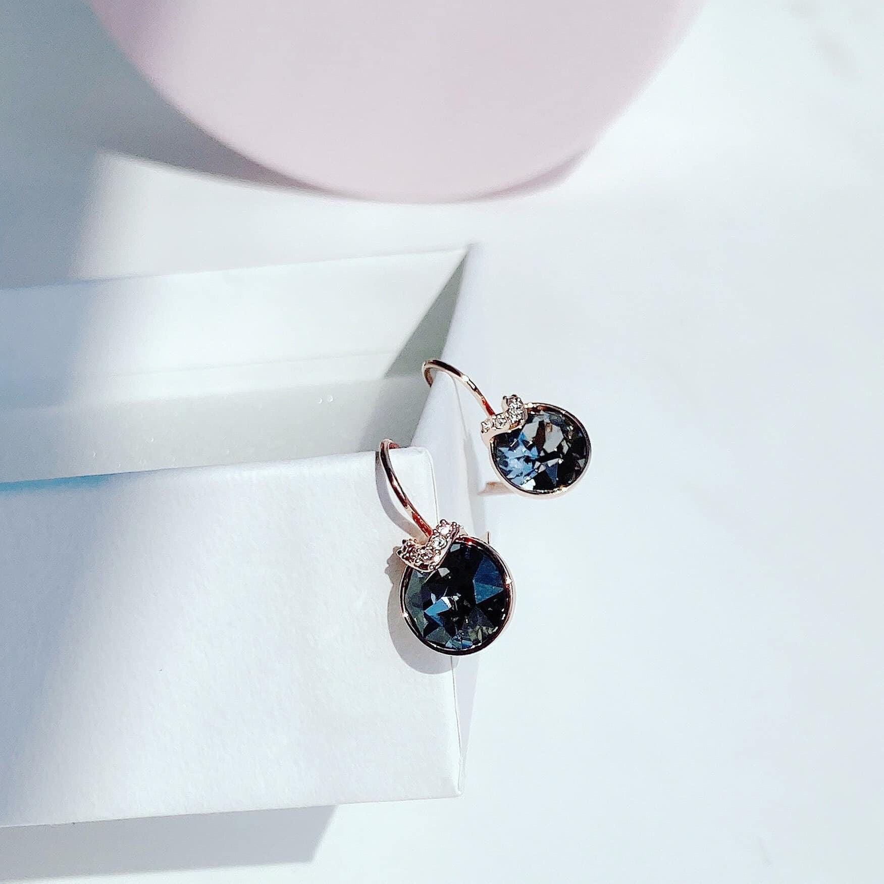 Khuyên tai Swarovski Bella V (màu trắng, xám) - Swarovski Bella V Pierced Earrings (white, grey)