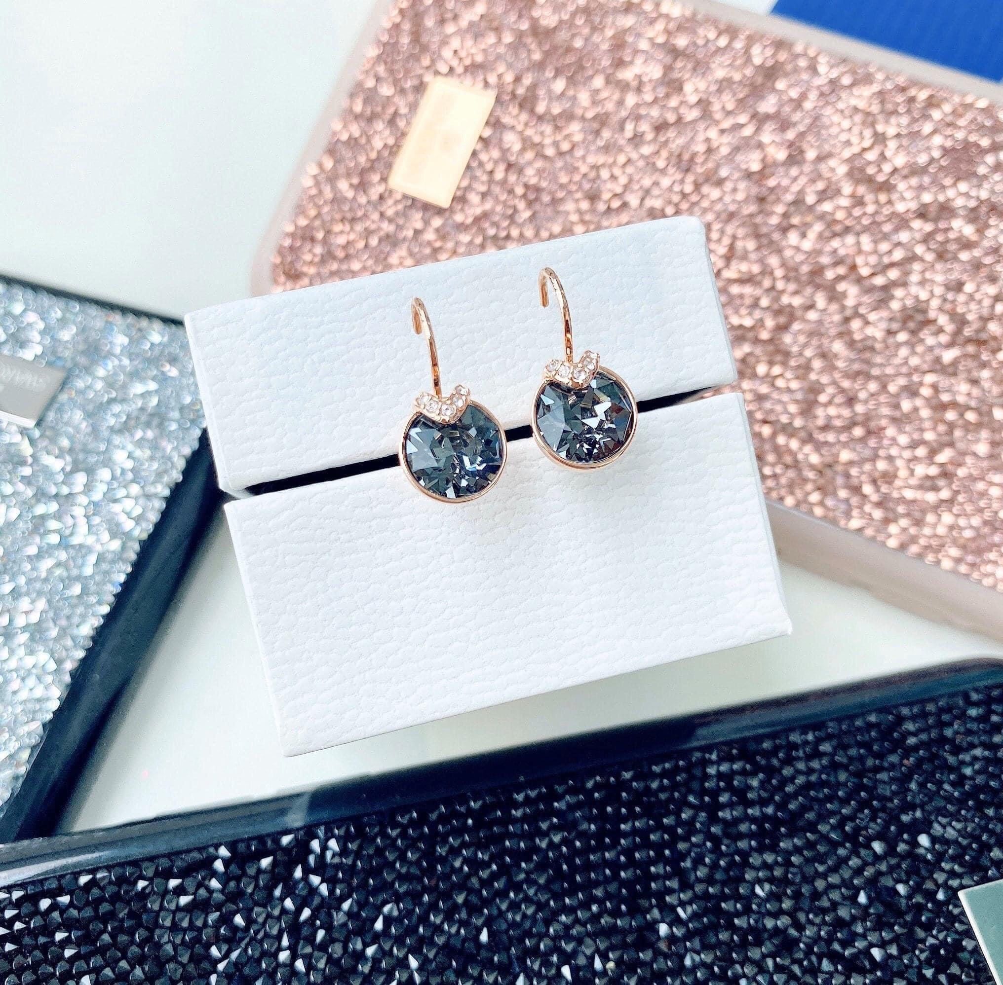 Khuyên tai Swarovski Bella V (màu trắng, xám) - Swarovski Bella V Pierced Earrings (white, grey)
