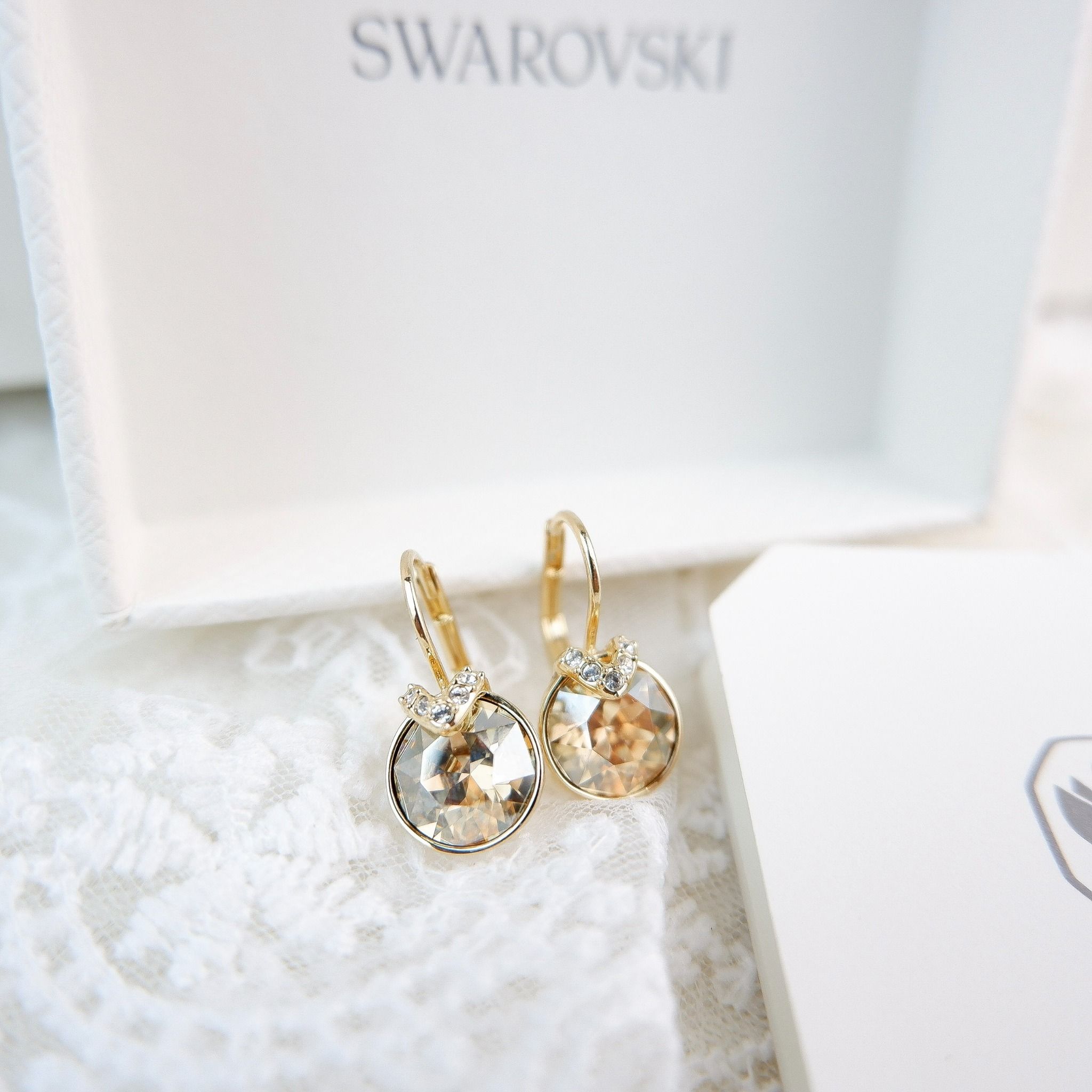 Khuyên Swarovski Bella V màu vàng (mẫu mới) - Swarovski Bella V drop earrings Round cut, Gold tone, Gold-tone plated