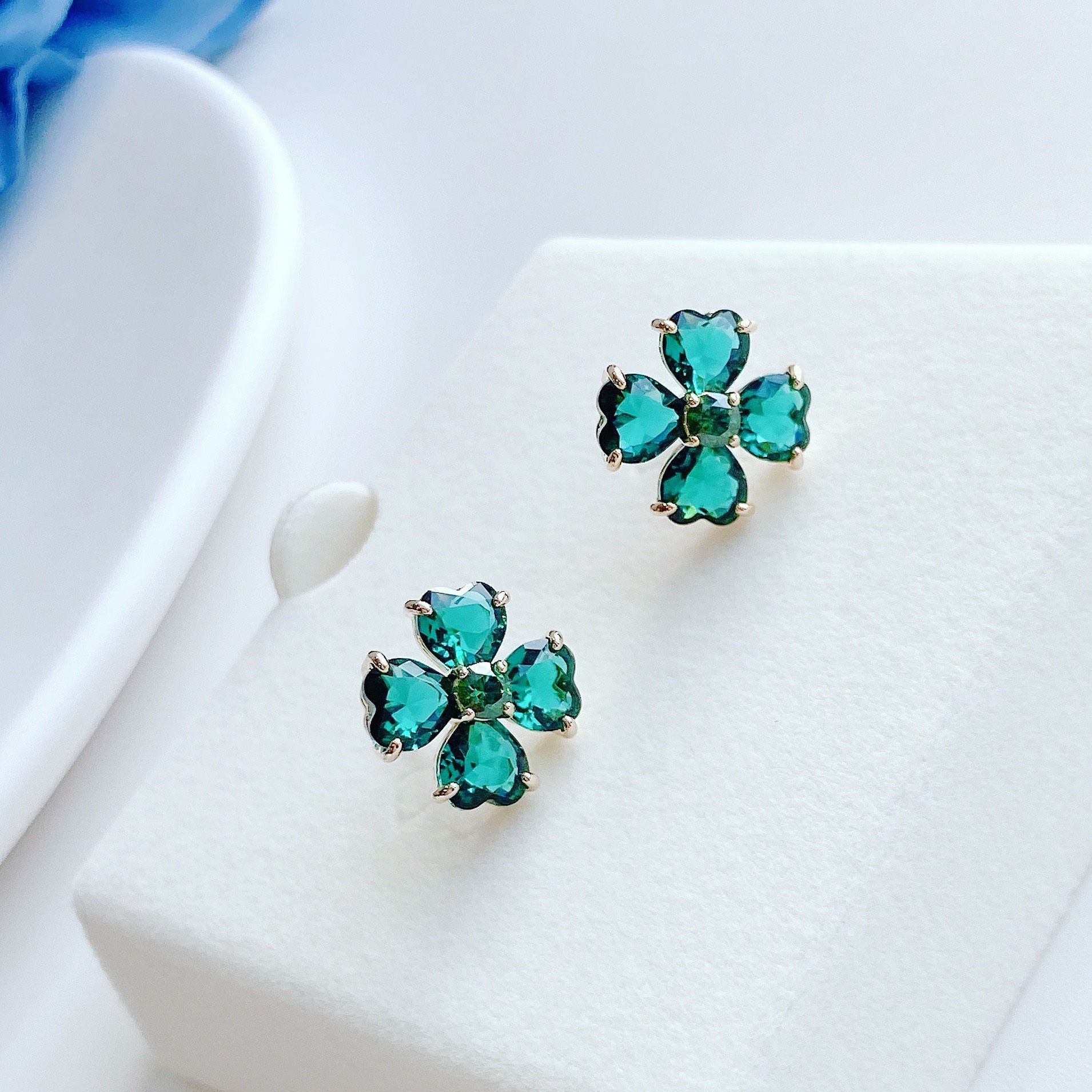Khuyên tai cỏ bốn lá màu xanh ngọc lục bảo - Swarovski Idyllia stud earrings Clover, Green, Gold-tone plated