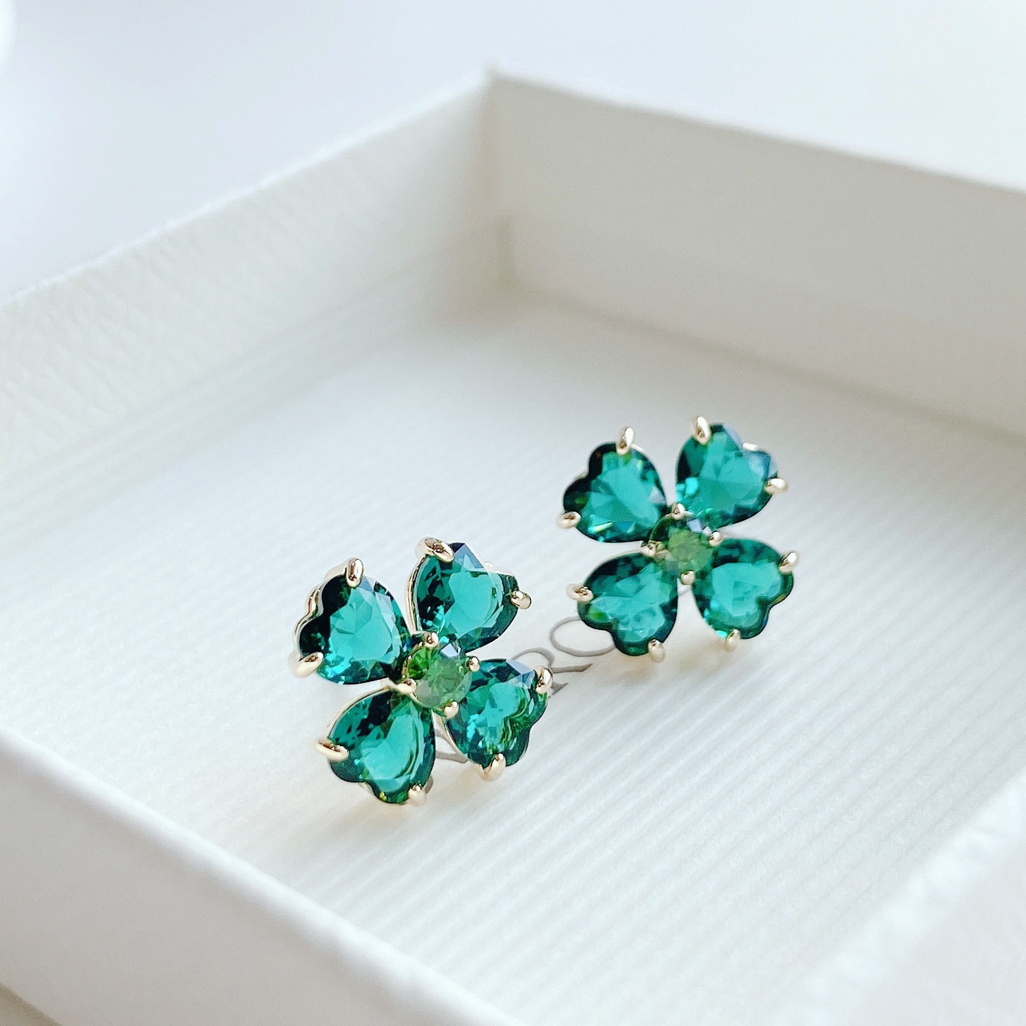 Khuyên tai cỏ bốn lá màu xanh ngọc lục bảo - Swarovski Idyllia stud earrings Clover, Green, Gold-tone plated