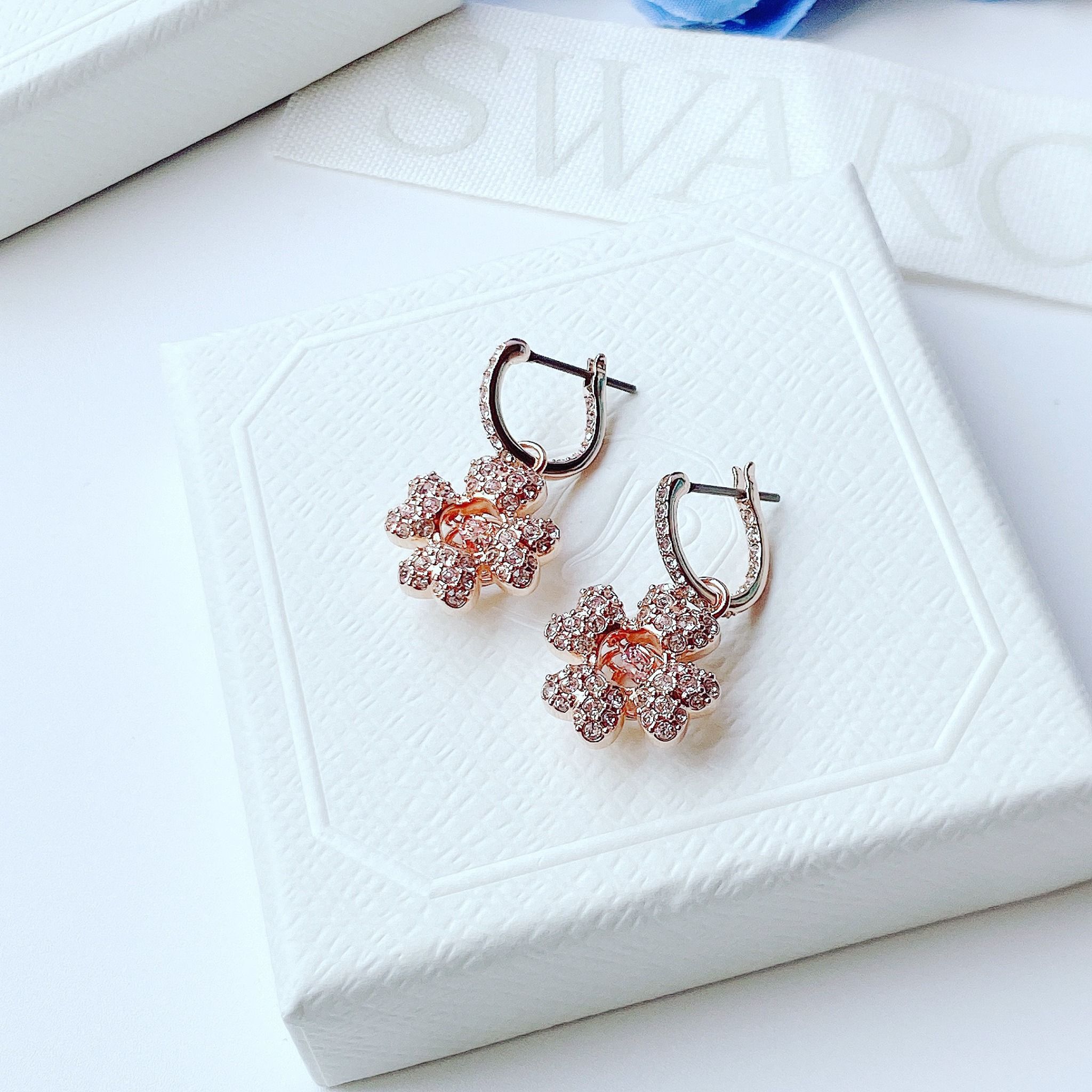 Khuyên tai Swarovski Idyllia cỏ bốn lá trắng vàng hồng -Swarovski Idyllia drop earrings Clover, White, Rose gold-tone plated