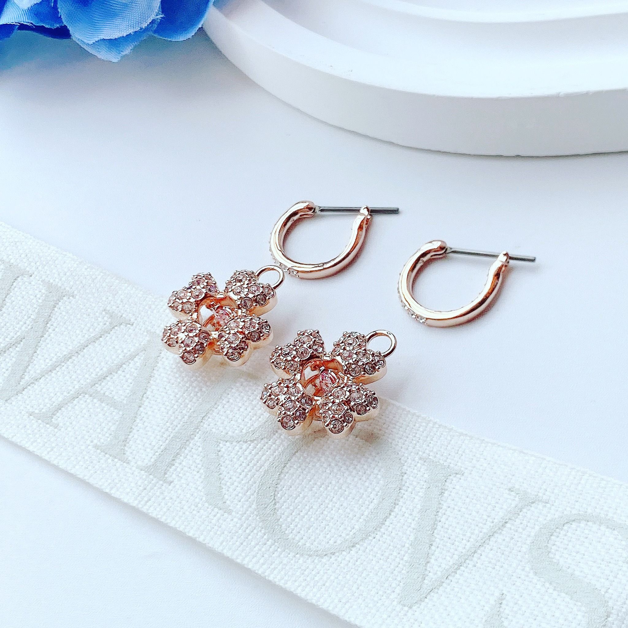 Khuyên tai Swarovski Idyllia cỏ bốn lá trắng vàng hồng -Swarovski Idyllia drop earrings Clover, White, Rose gold-tone plated