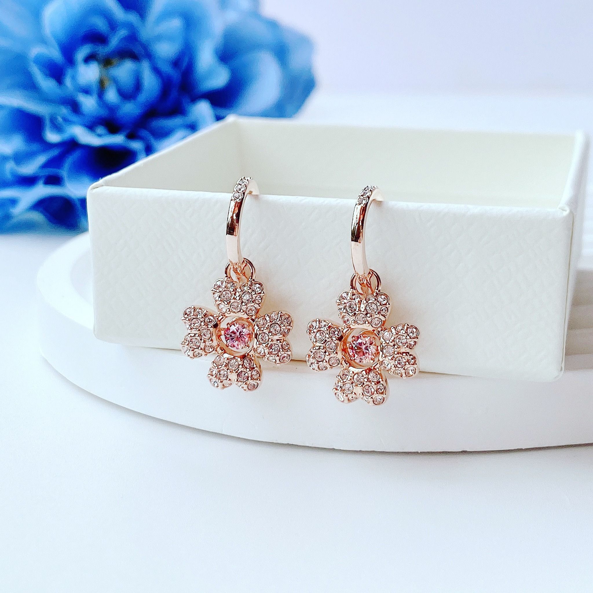 Khuyên tai Swarovski Idyllia cỏ bốn lá trắng vàng hồng -Swarovski Idyllia drop earrings Clover, White, Rose gold-tone plated