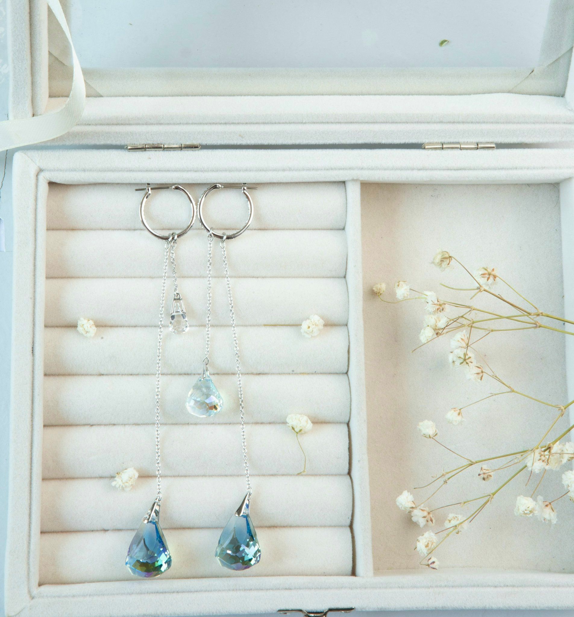 Khuyên tai Swarovski Spirit màu xanh đeo nhiều kiểu - Swarovski Spirit Hoop Pierced Earrings Aqua, Rhodium plated