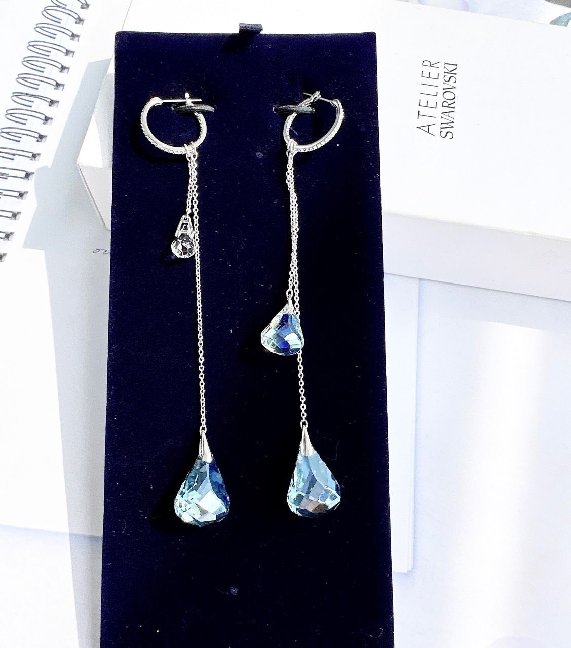 Khuyên tai Swarovski Spirit màu xanh đeo nhiều kiểu - Swarovski Spirit Hoop Pierced Earrings Aqua, Rhodium plated