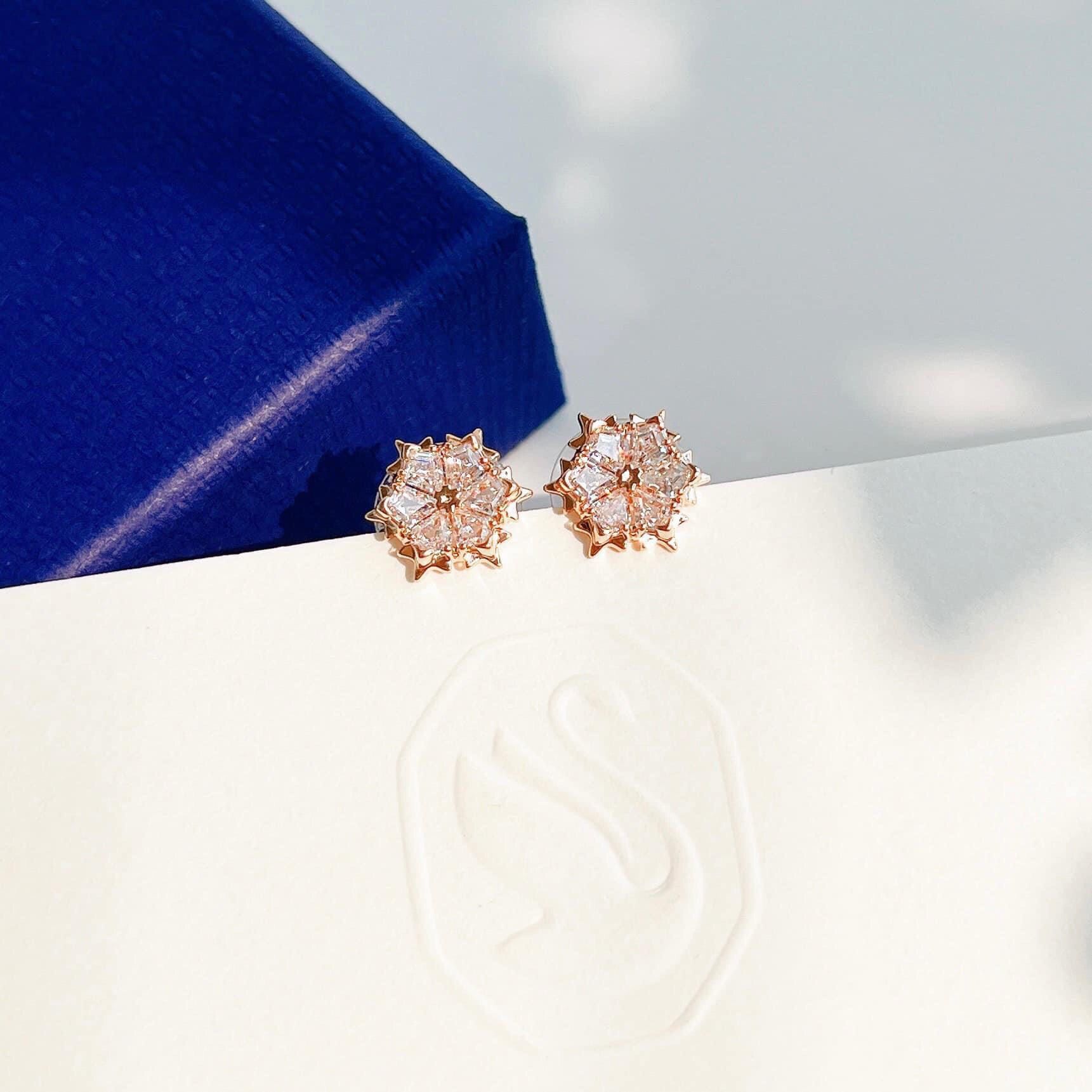 Khuyên hoa tuyết Swarovski màu vàng hồng - Swarovski Magic stud earrings Snowflake, White, Rose gold-tone plated