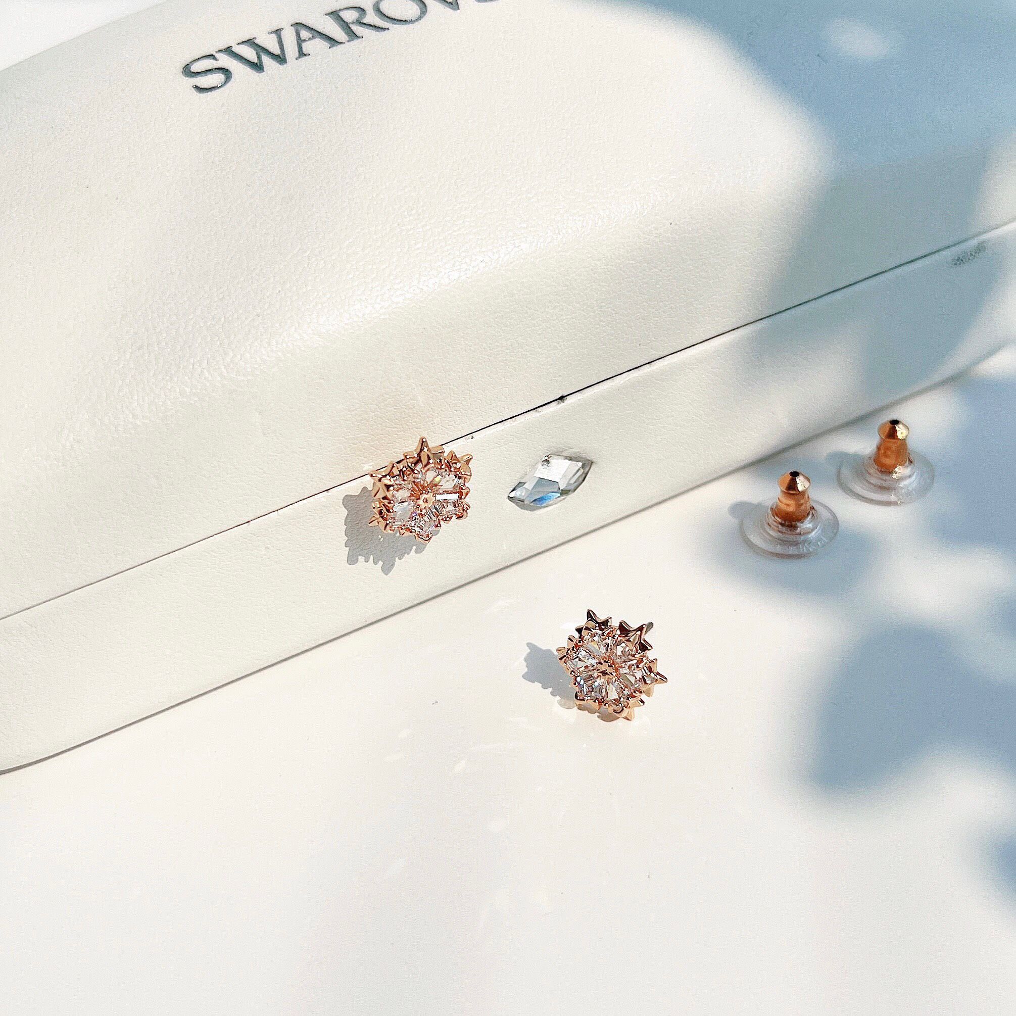 Khuyên hoa tuyết Swarovski màu vàng hồng - Swarovski Magic stud earrings Snowflake, White, Rose gold-tone plated