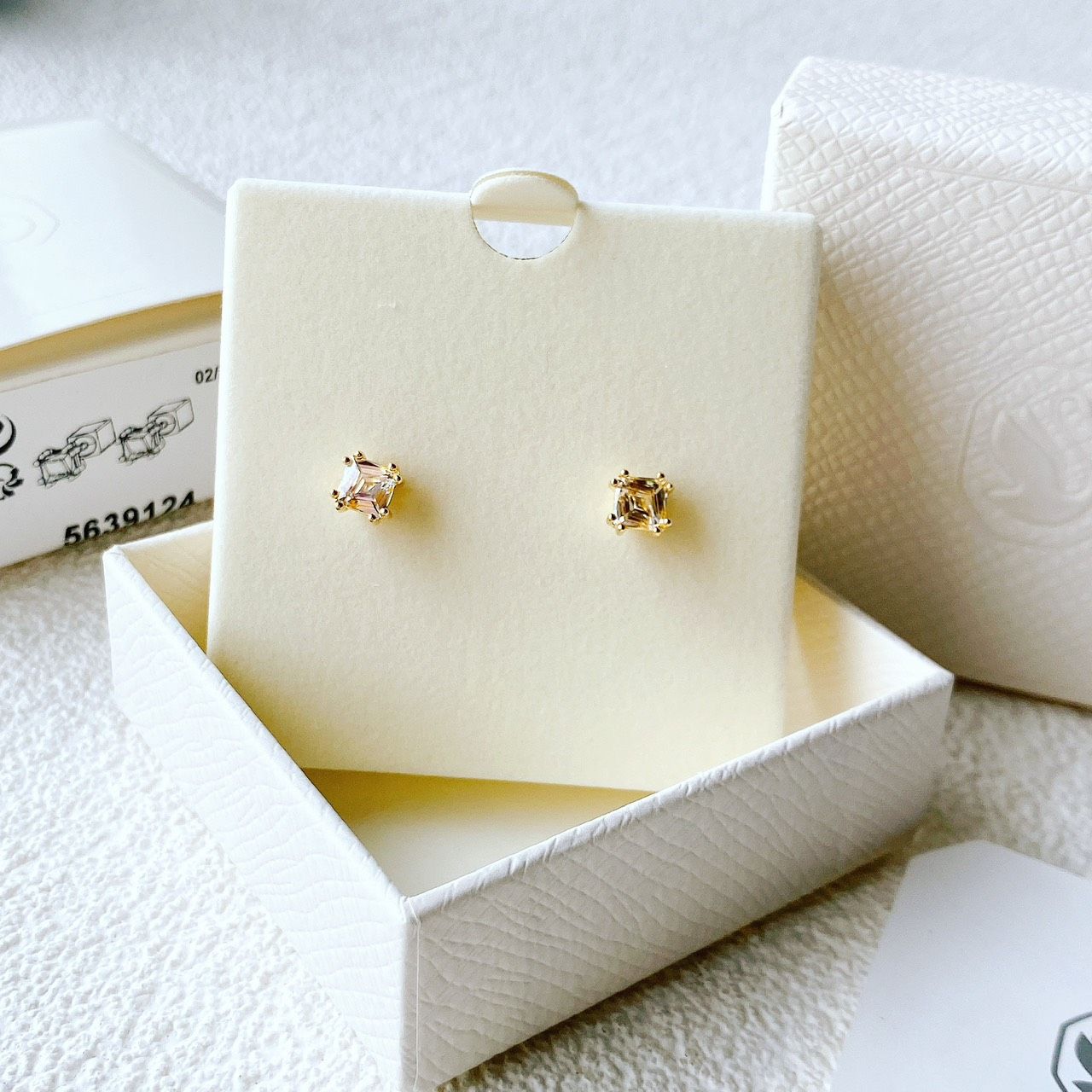 Stilla stud earrings Square cut, Yellow, Gold-tone plated