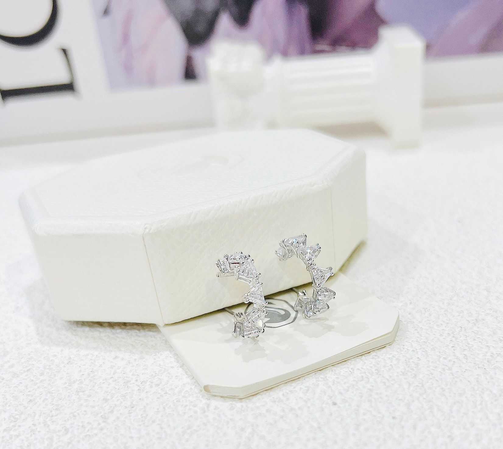 Khuyên tai Swarovski Ortyx trắng - Swarovski Ortyx hoop earrings Triangle cut, Small, White, Rhodium plated