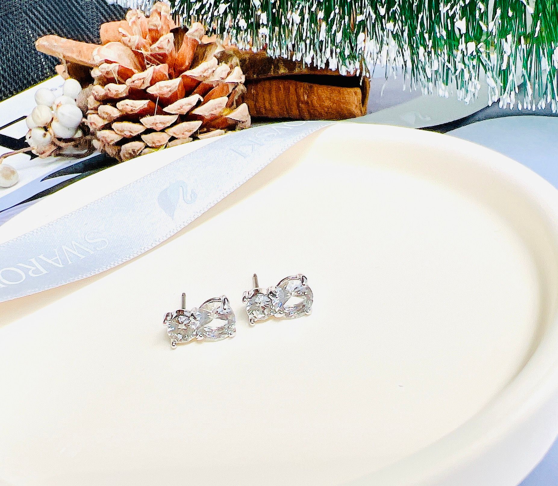 Solitaire stud earrings Round cut, White, Rhodium plated