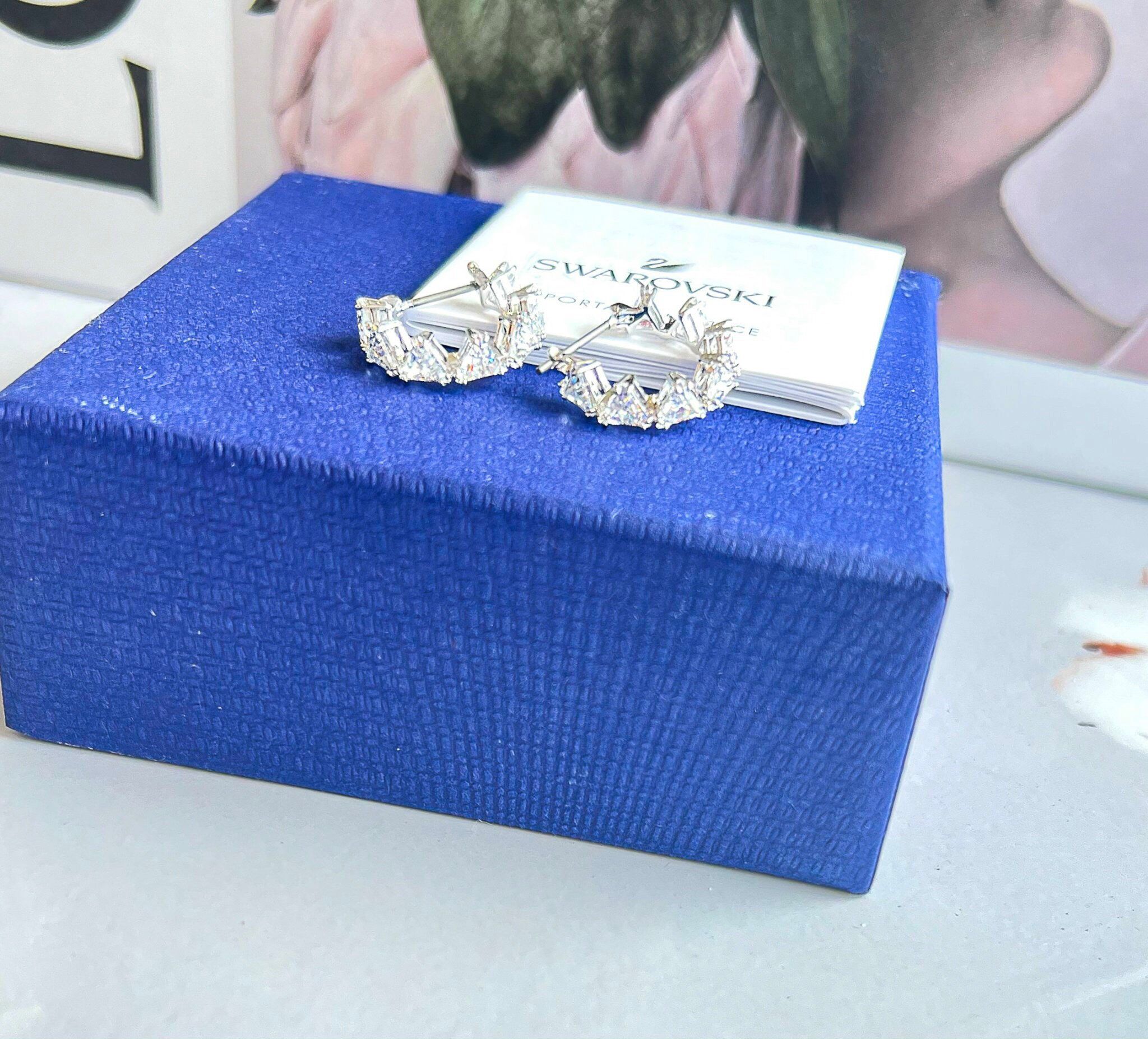 Khuyên tai Swarovski Ortyx trắng - Swarovski Ortyx hoop earrings Triangle cut, Small, White, Rhodium plated
