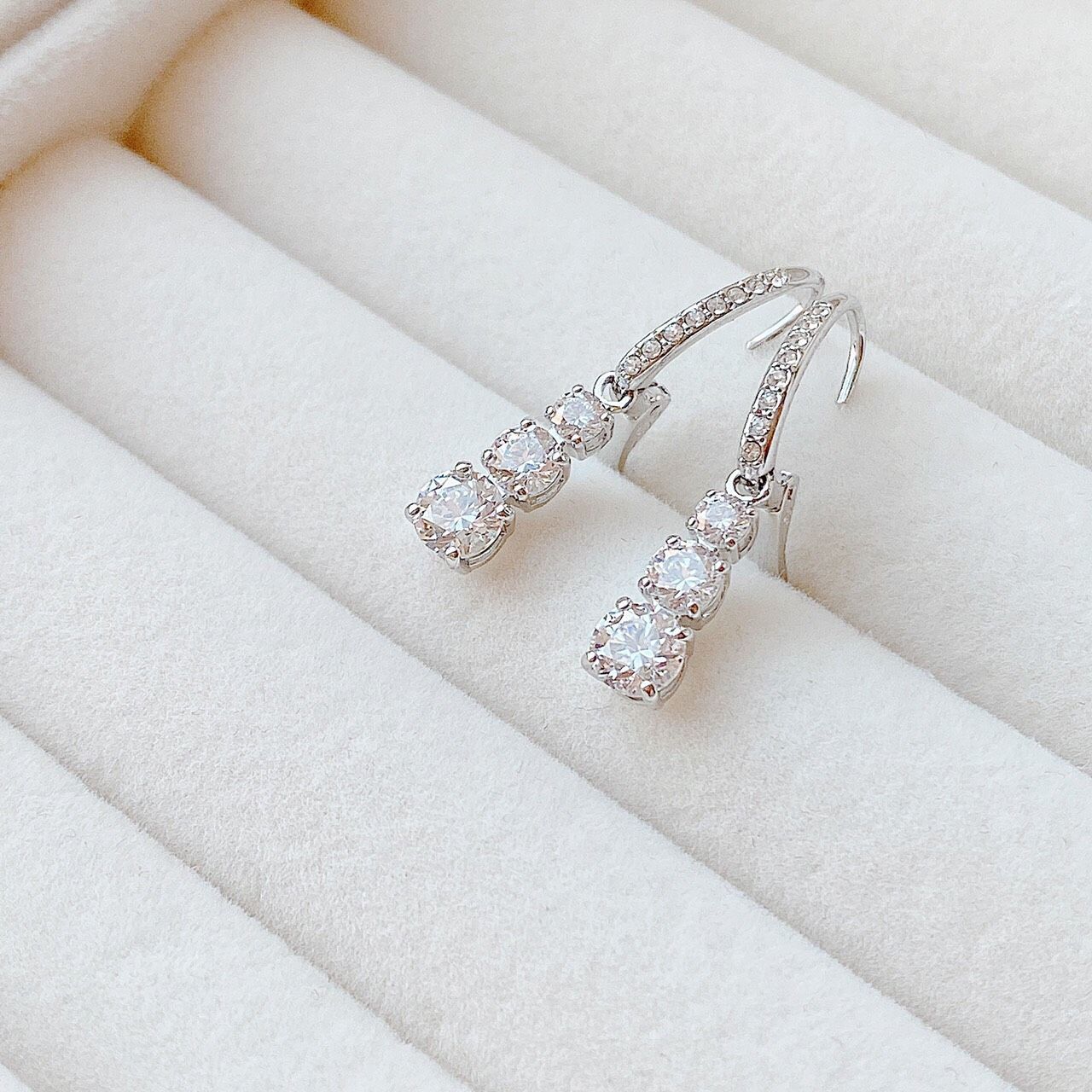 Khuyên tai Attract Triology Swarovski màu trắng - Swarovski Attract Trilogy hoop earrings Round cut, White, Rhodium plated