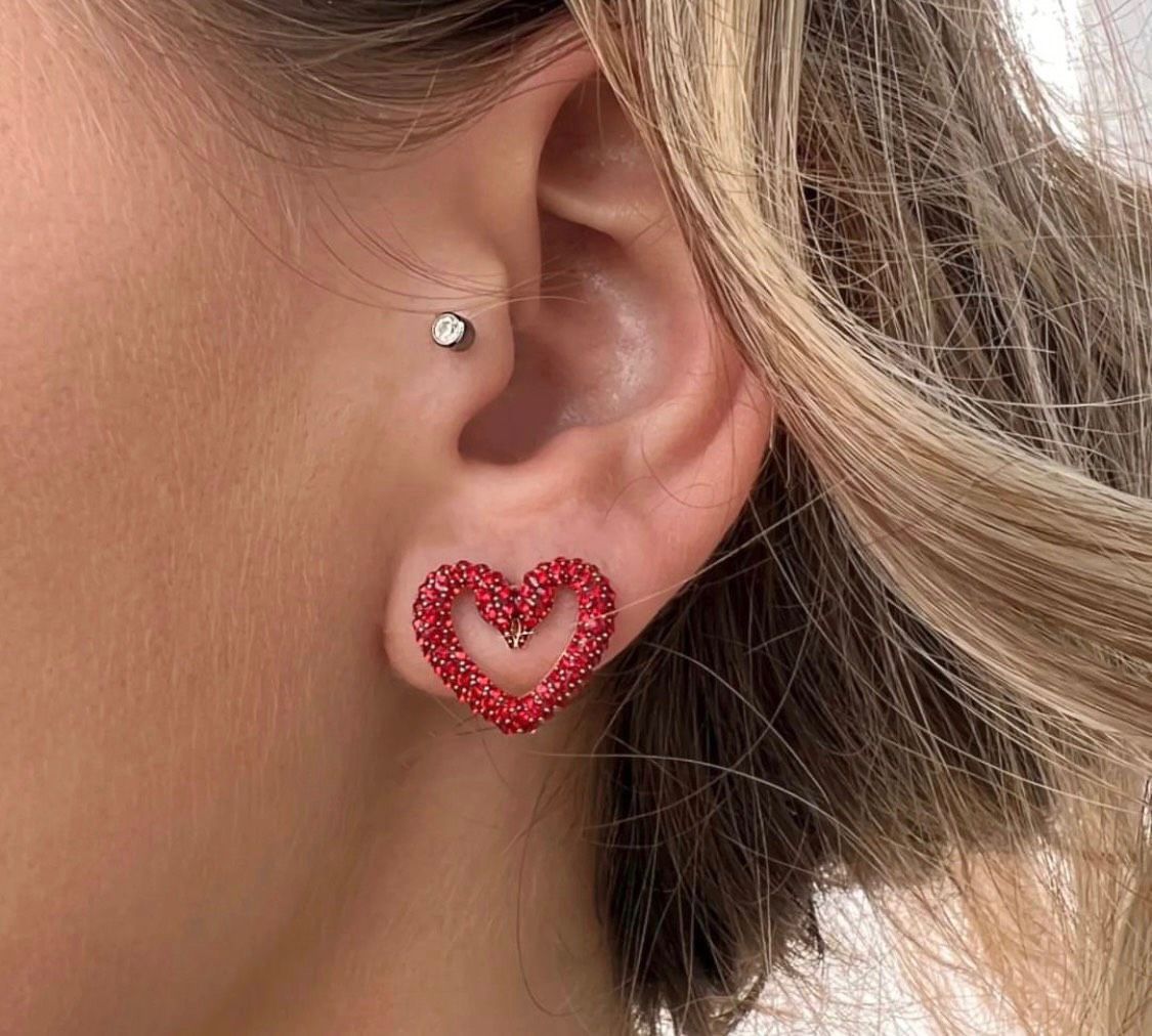 Khuyên tai Swarovski Una thiên nga đỏ - Swarovski Una stud earrings Heart, Small, Red, Gold-tone plated