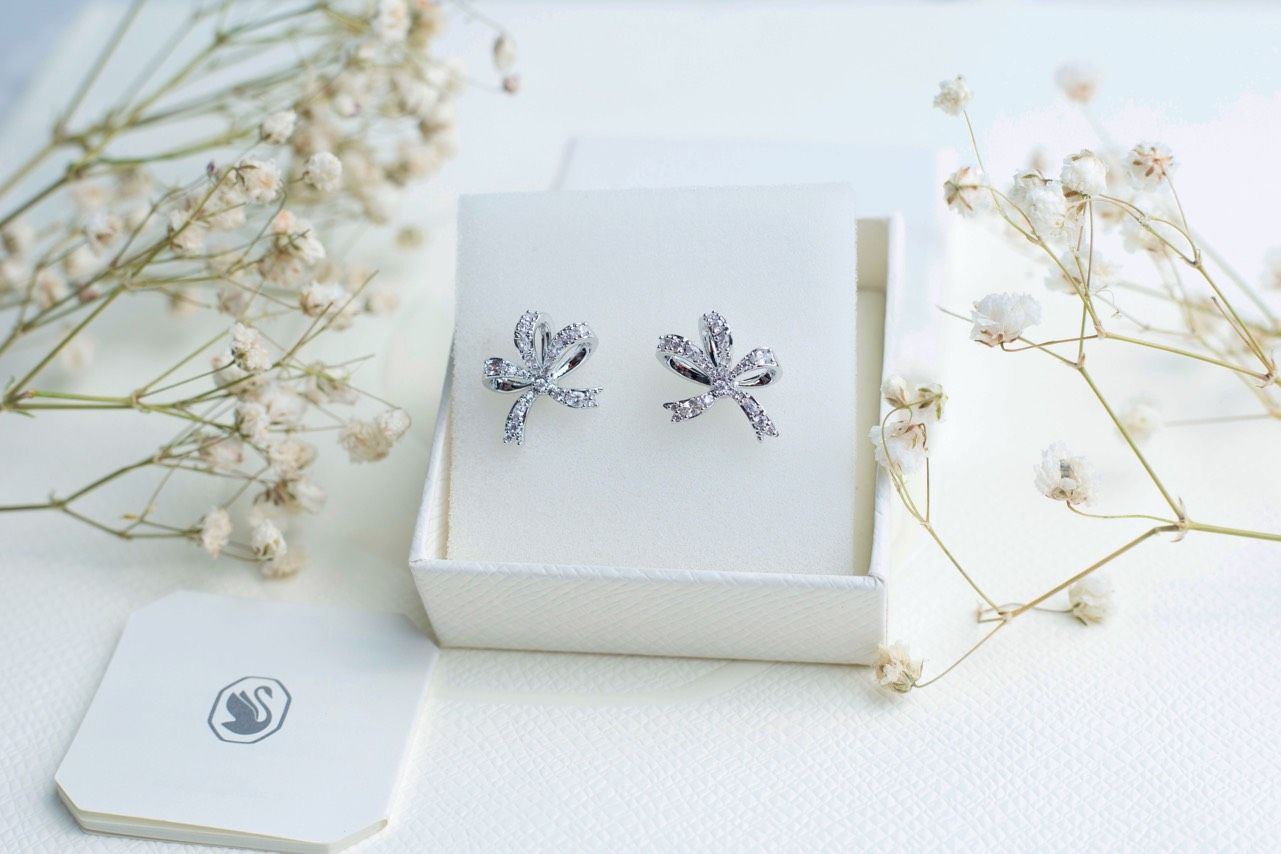 Khuyên tai Swarovski Volta trắng - Swarovski Volta stud earrings Bow, Small, White, Rhodium plated