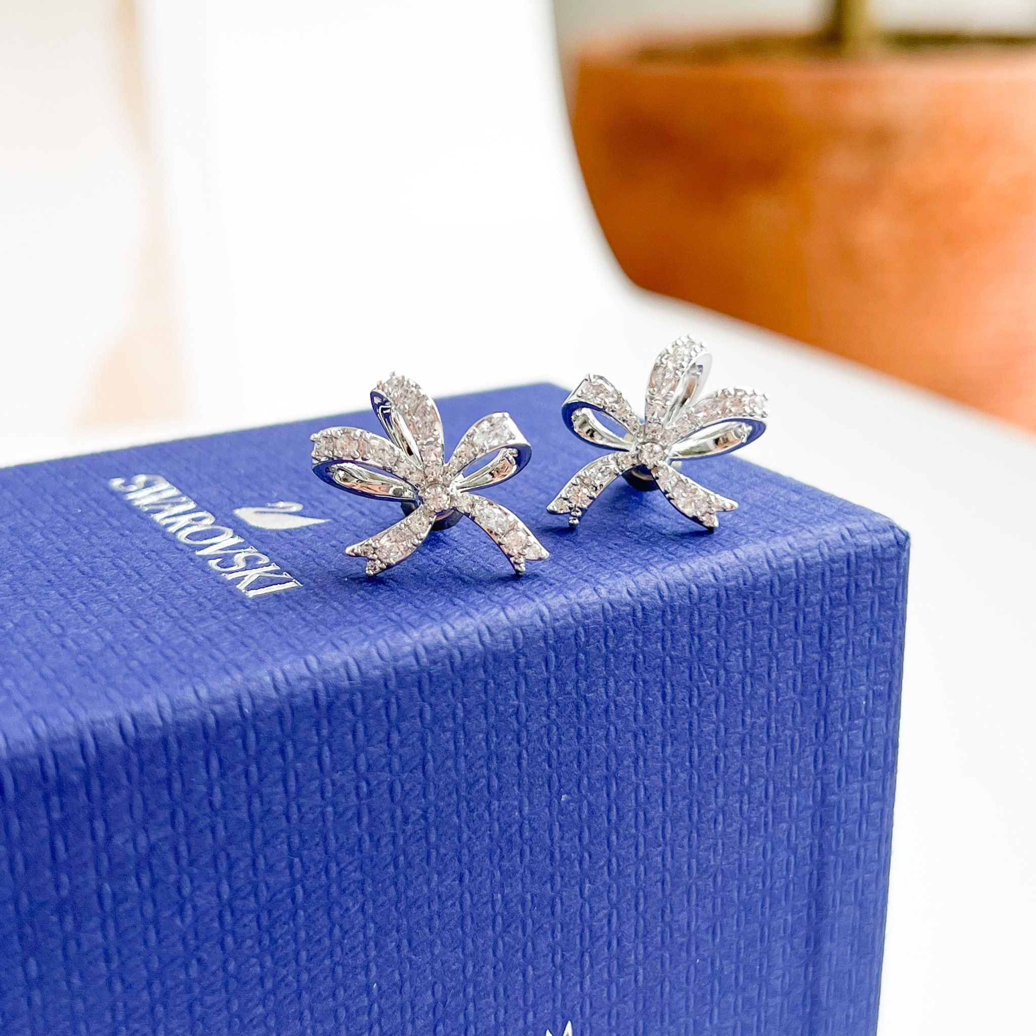 Khuyên tai Swarovski Volta trắng - Swarovski Volta stud earrings Bow, Small, White, Rhodium plated
