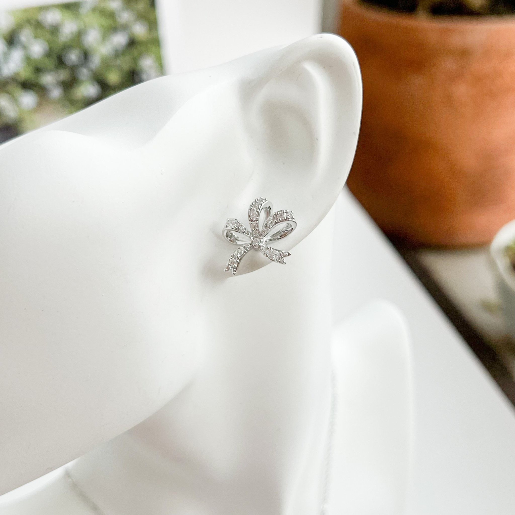 Khuyên tai Swarovski Volta trắng - Swarovski Volta stud earrings Bow, Small, White, Rhodium plated